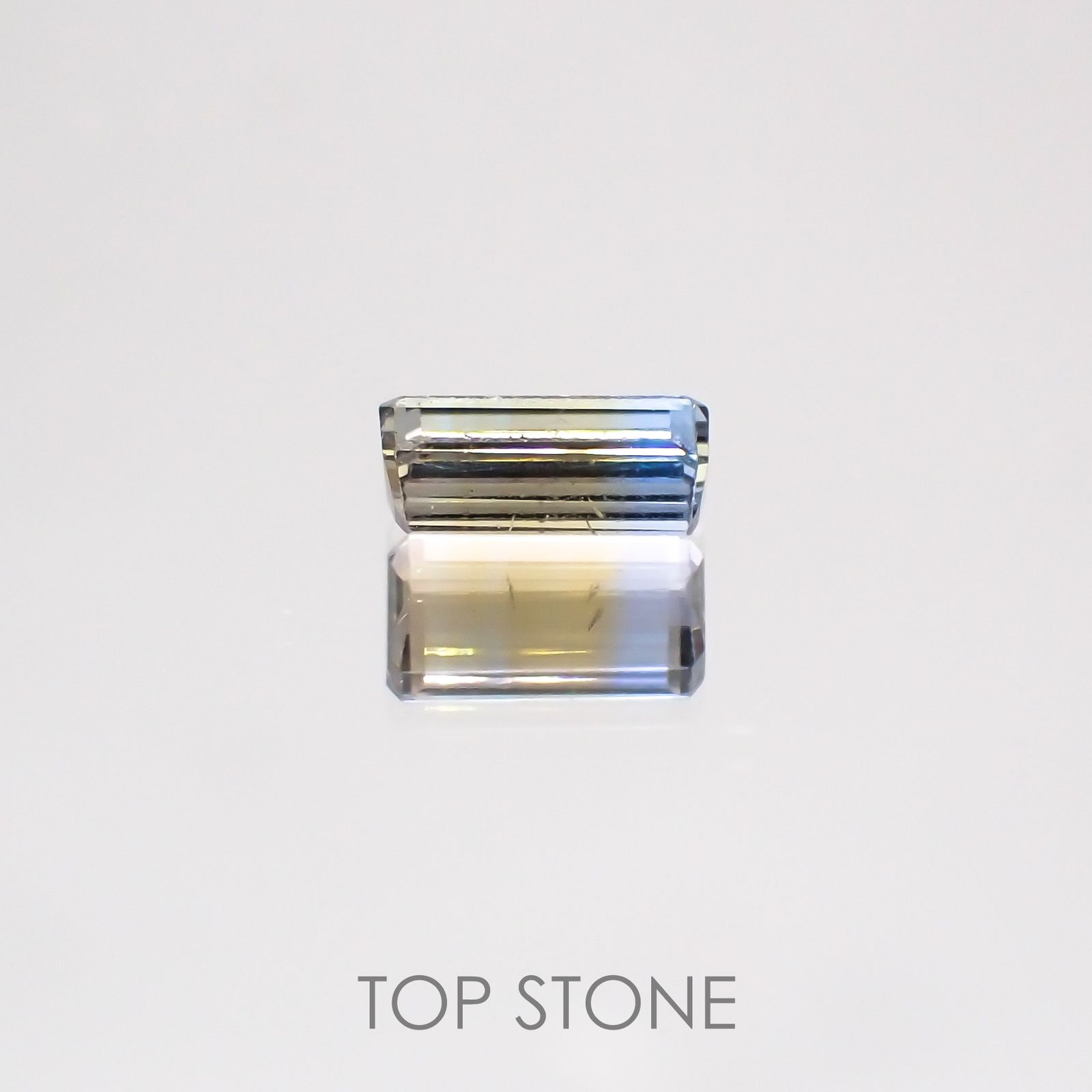 バイカラータンザナイト(ゾイサイト)非加熱 タンザニア産 ルース 0.5ct[210610949]5.9×3.1mm前後