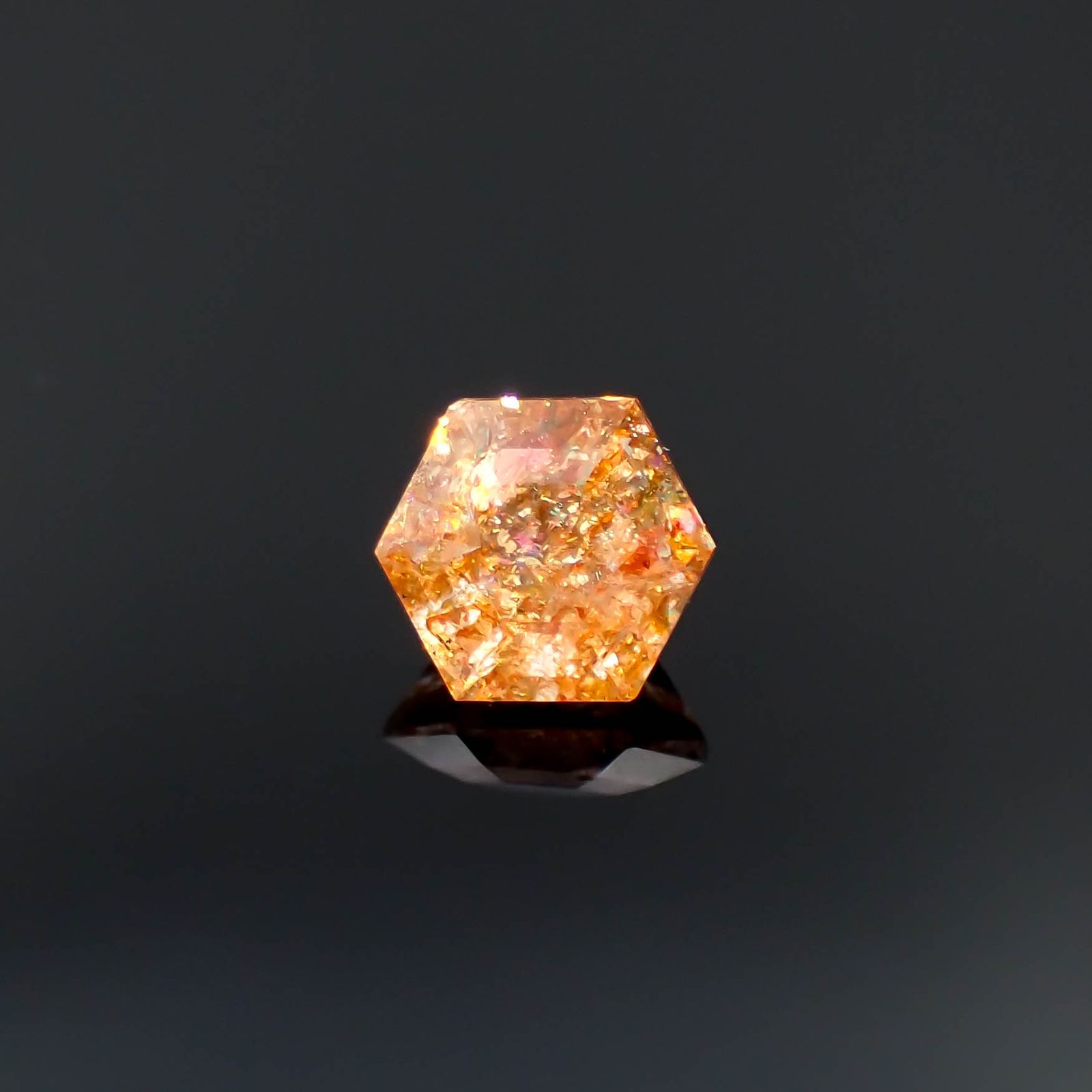 ◇ヘキサゴンカット◇イリュージョンサンストーンイリュージョンサンストーン タンザニア産 0.62ct[230320959]5.2x5.1mm前後