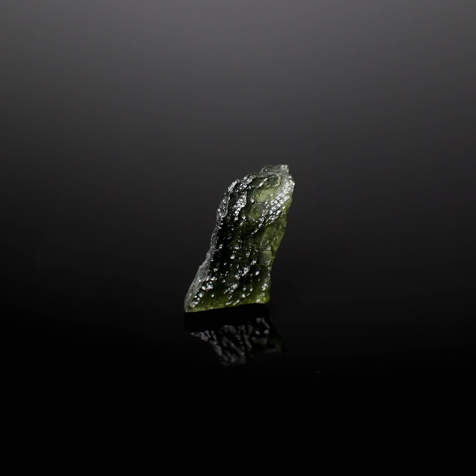 モルダバイト 原石 発見地：旧チェコスロバキア 5.57ct [241029293]10.2x19mm前後