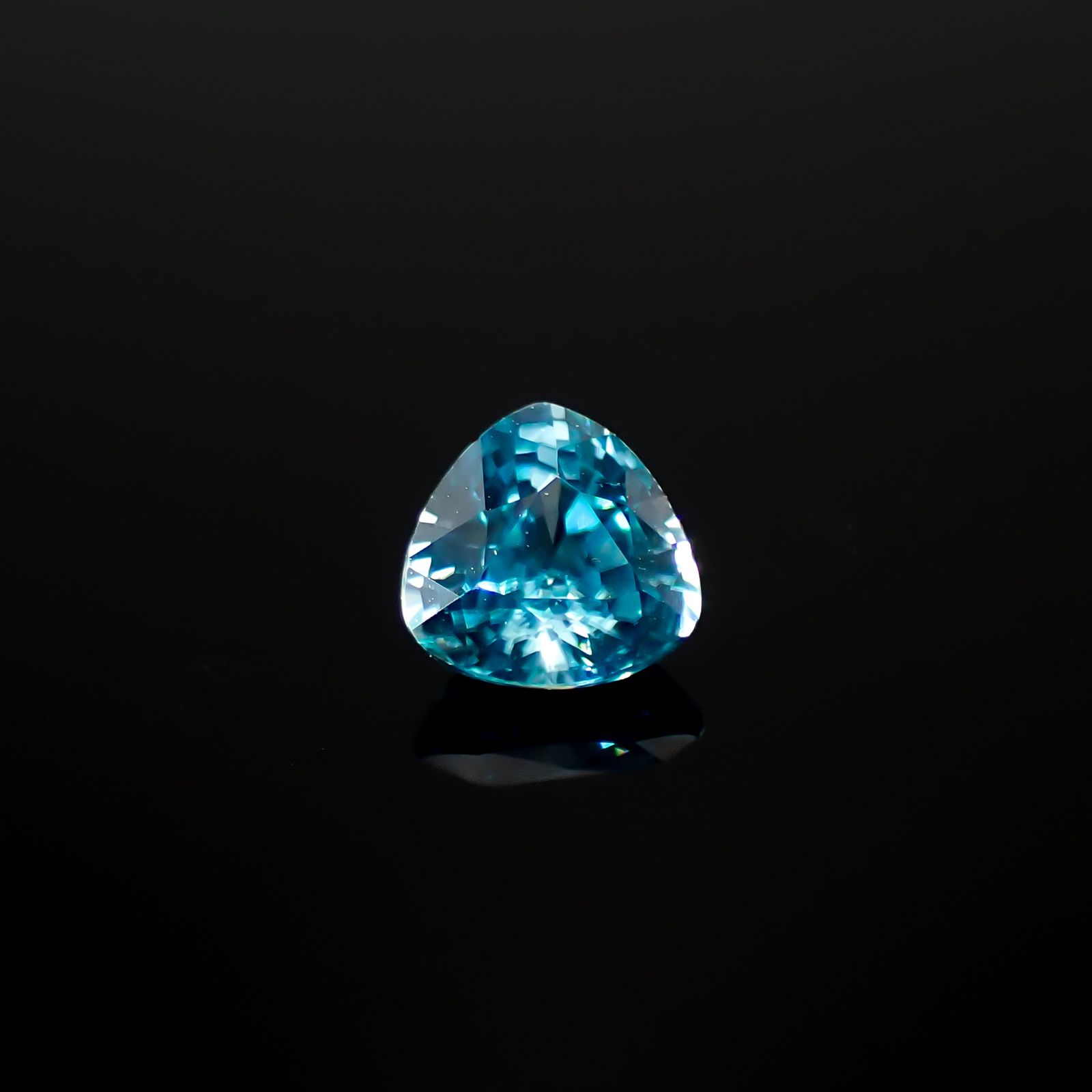 ブルージルコン カンボジア産 0.73ct[240728506]5x5mm前後