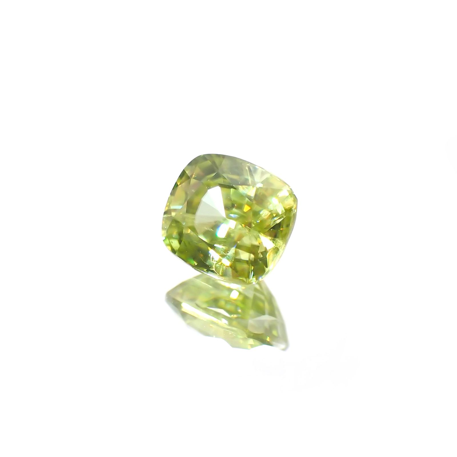 スフェーン(宝石名スフェーン) マダガスカル産 ソ付(彩珠) 0.831ct / 5.7x5mm前後 [210712008]