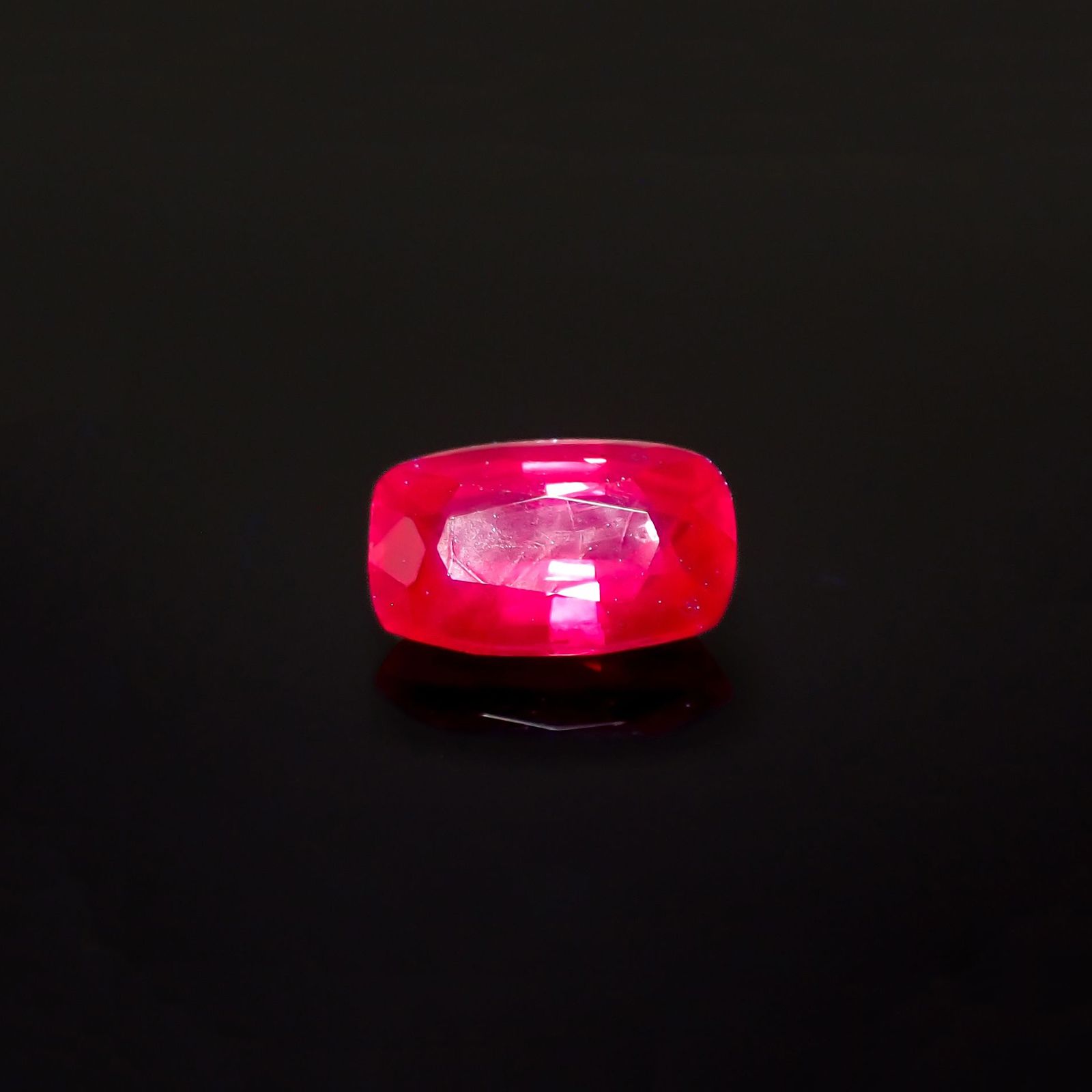 ルビー 非加熱 マダガスカル産 0.33ct / 5.1x3.1mm前後 [230622340]