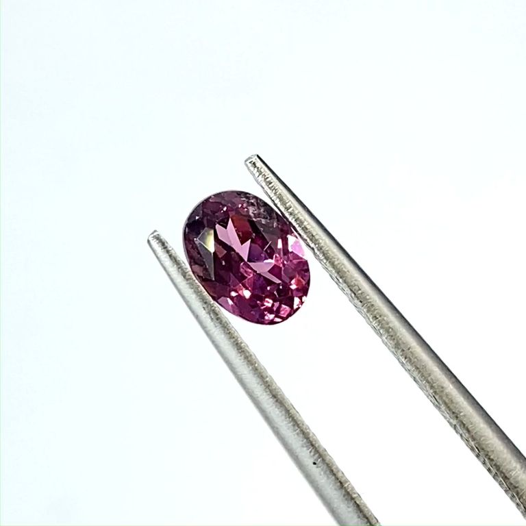 天然マラヤガーネット1.32ct【タンザニア】☆きらきら専門☆ 抱え