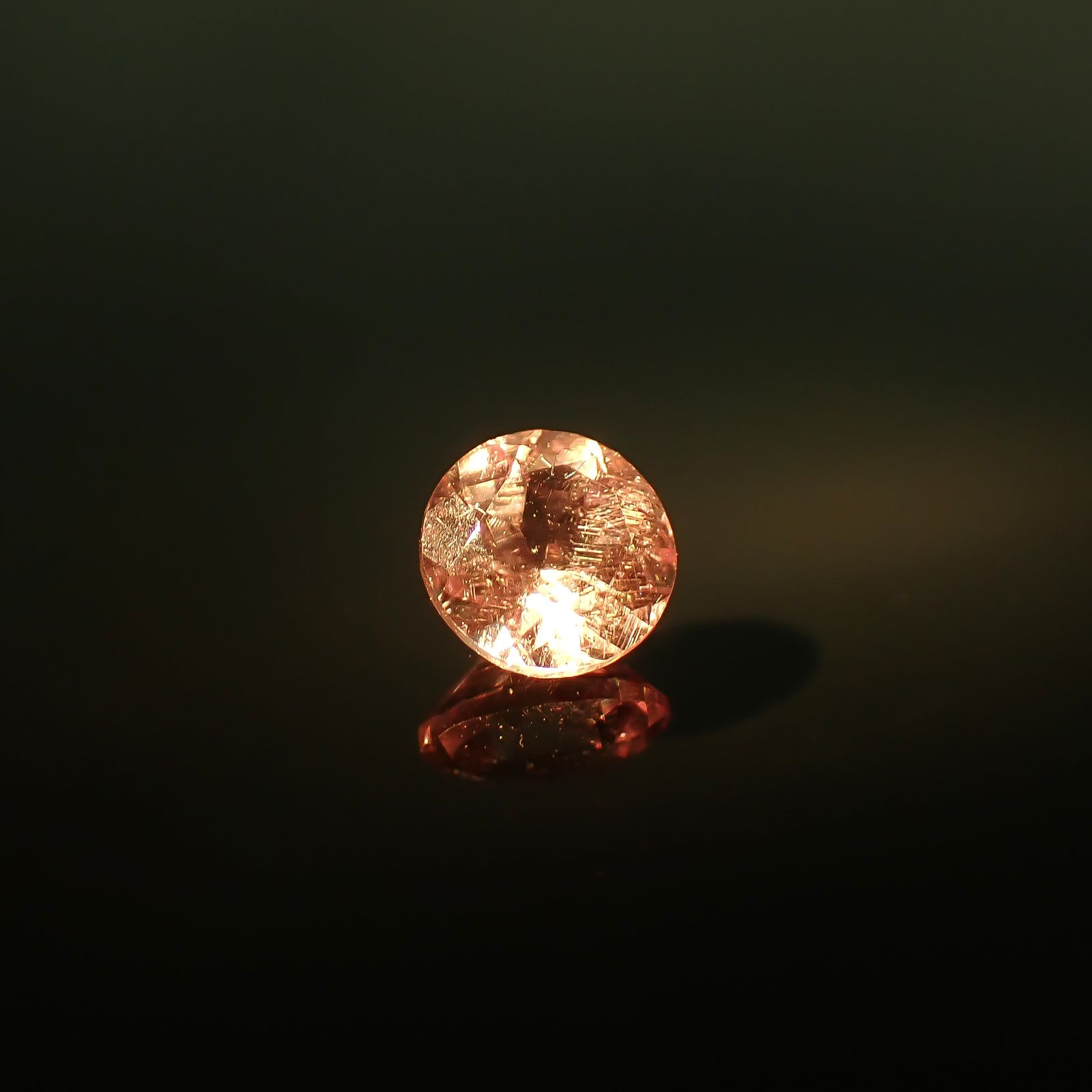 ドラゴンガーネット タンザニア産 0.40ct / 4.4x4.4mm前後 [260732674]