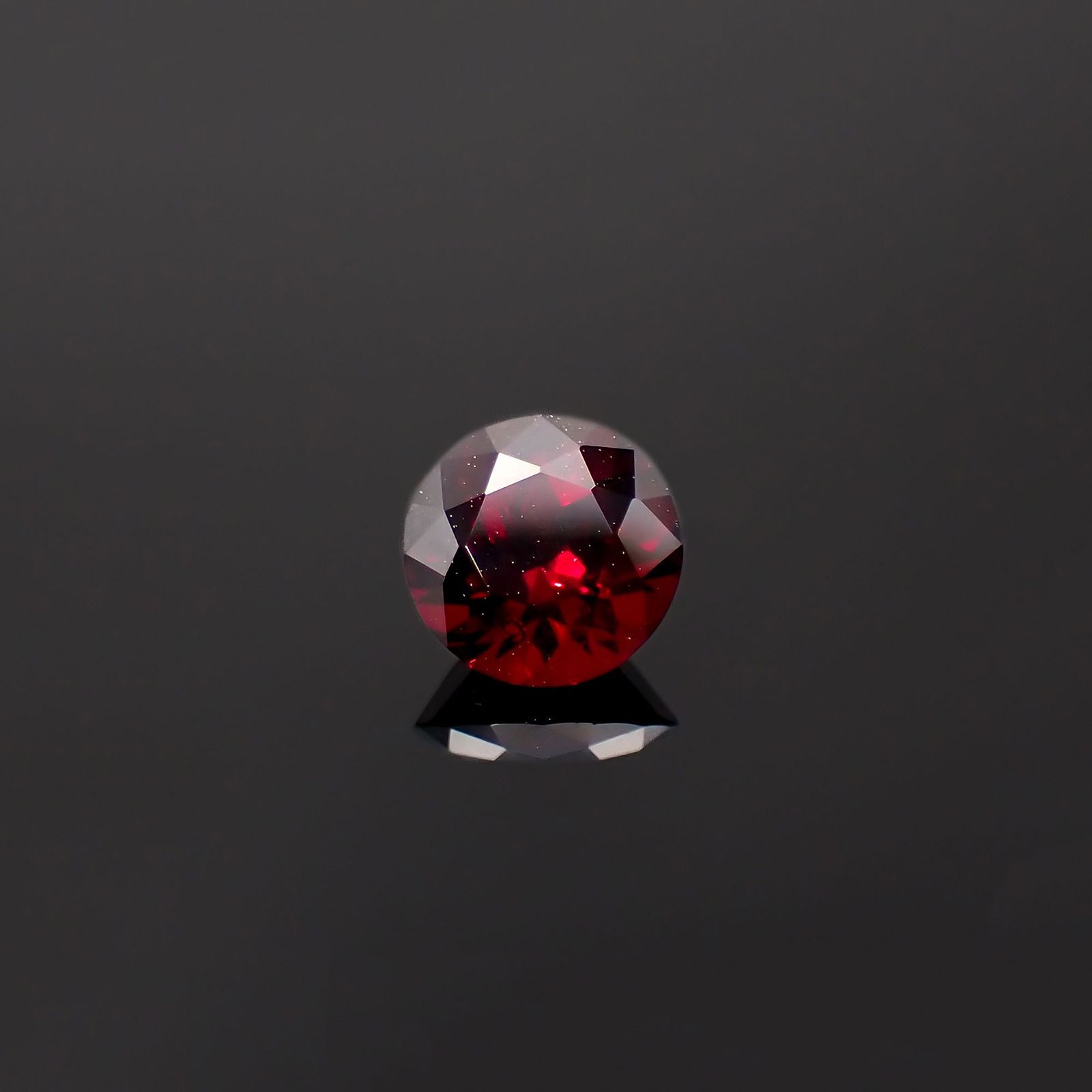 アントヒルガーネット(クロムパイロープガーネット) アメリカ・アリゾナ州産 0.95ct[230722887]6.1x6mm前後