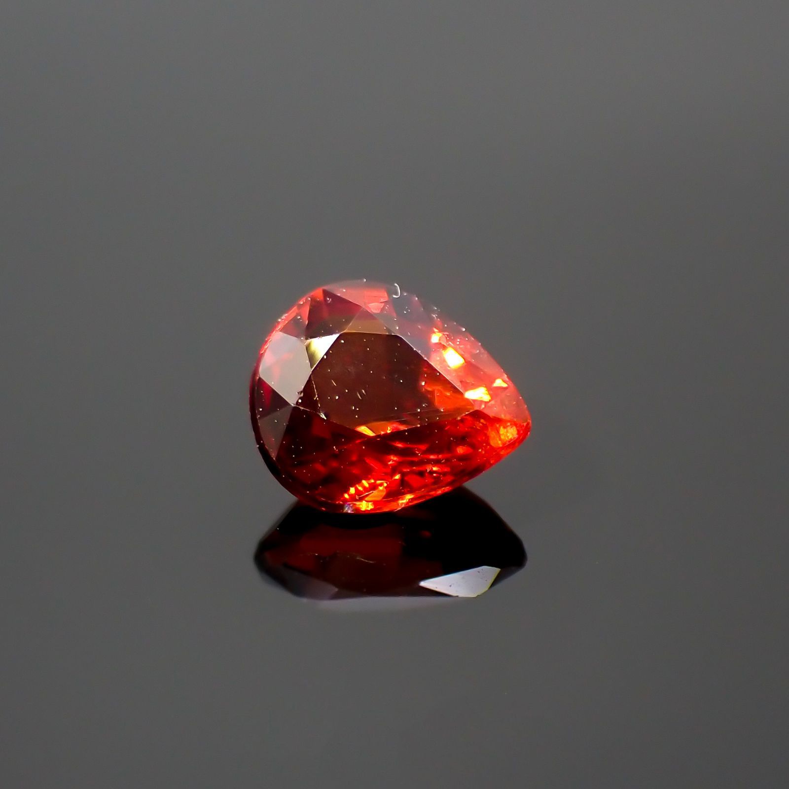 クリノヒューマイト(宝石名クリノヒューマイト)パキスタン産 0.62ct 識別済[220115583]5.8x4.8mm前後
