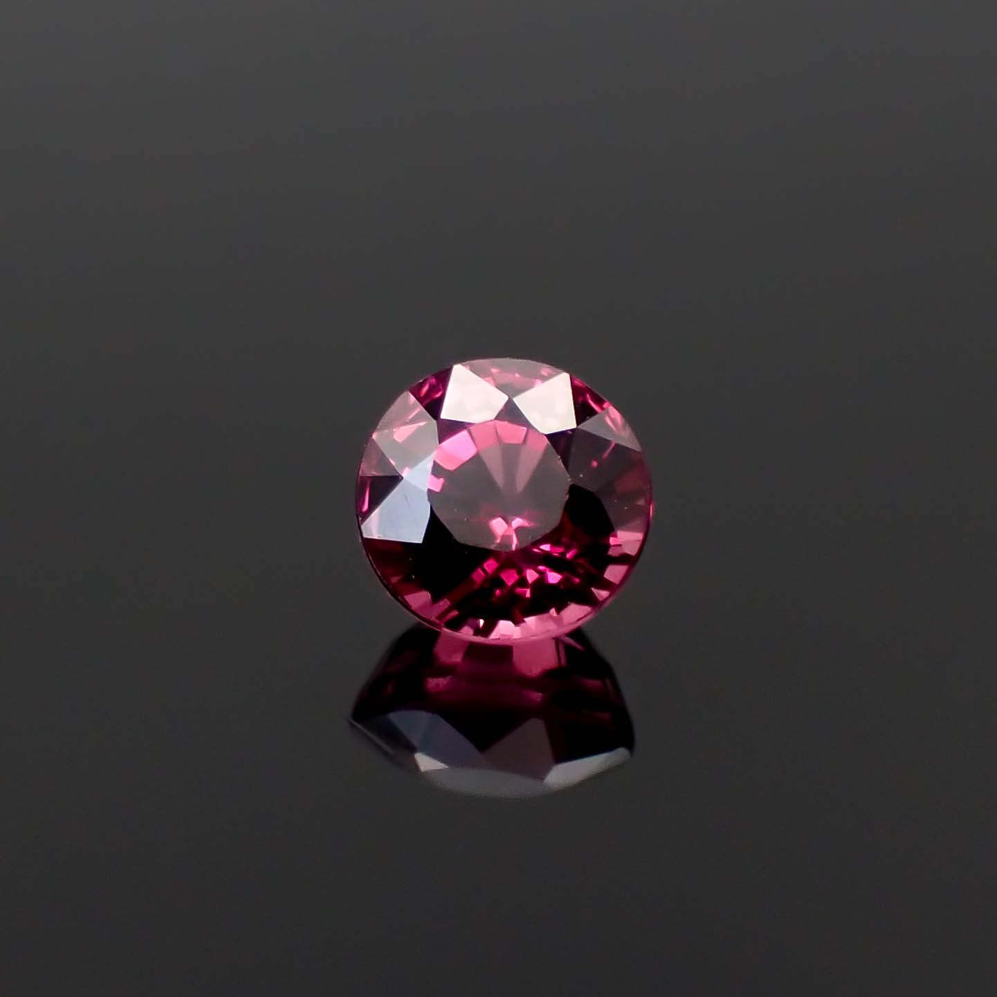 ロードライトガーネット(宝石名ロードライト・ガーネット)ブラジル産 1.00ct 識別済[250530365]5.4x5.4mm前後