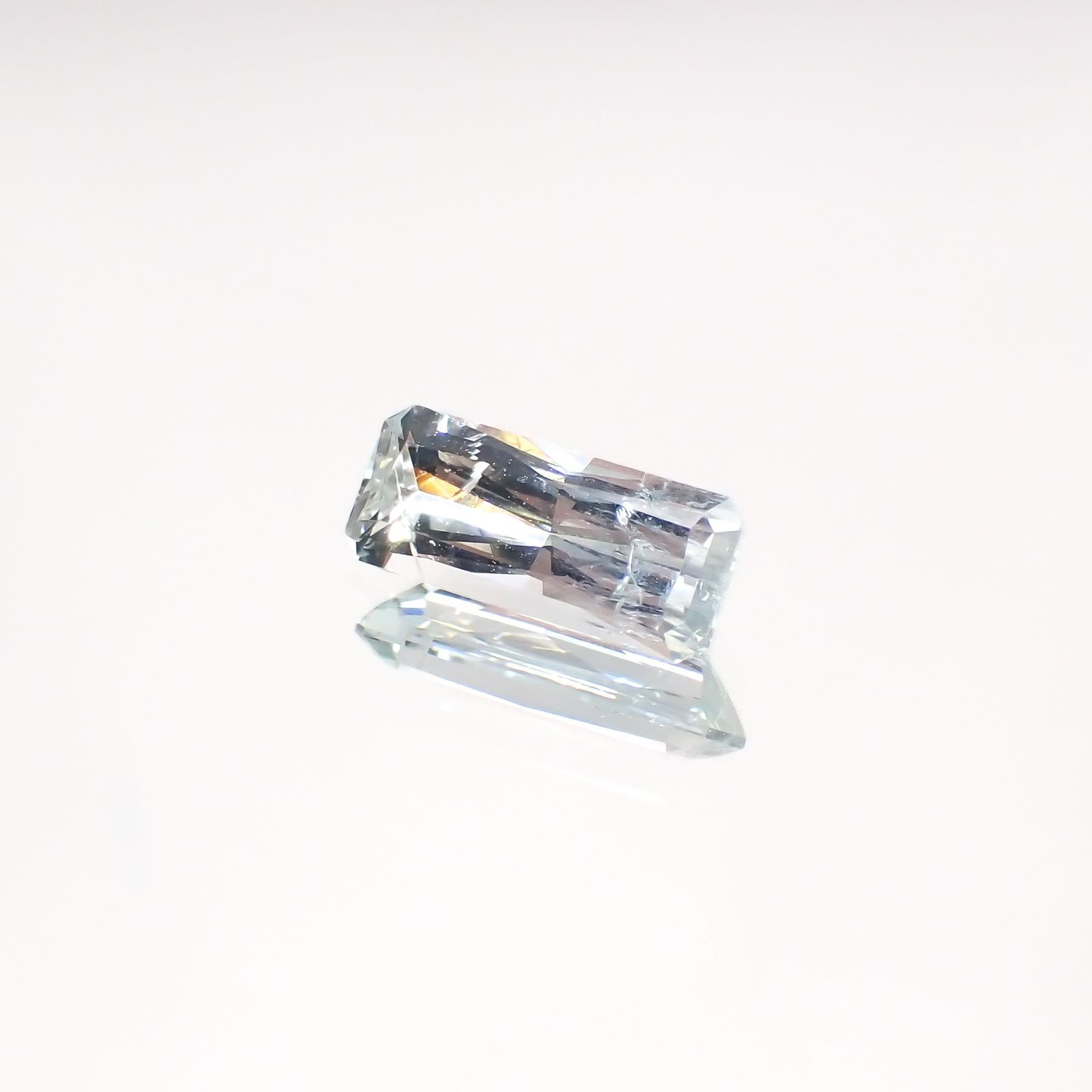 ジェレメジェバイト(宝石名エレメジェバイト)ナミビア産 1.084ct ソ付(彩珠)[220616456]10x4.2mm前後
