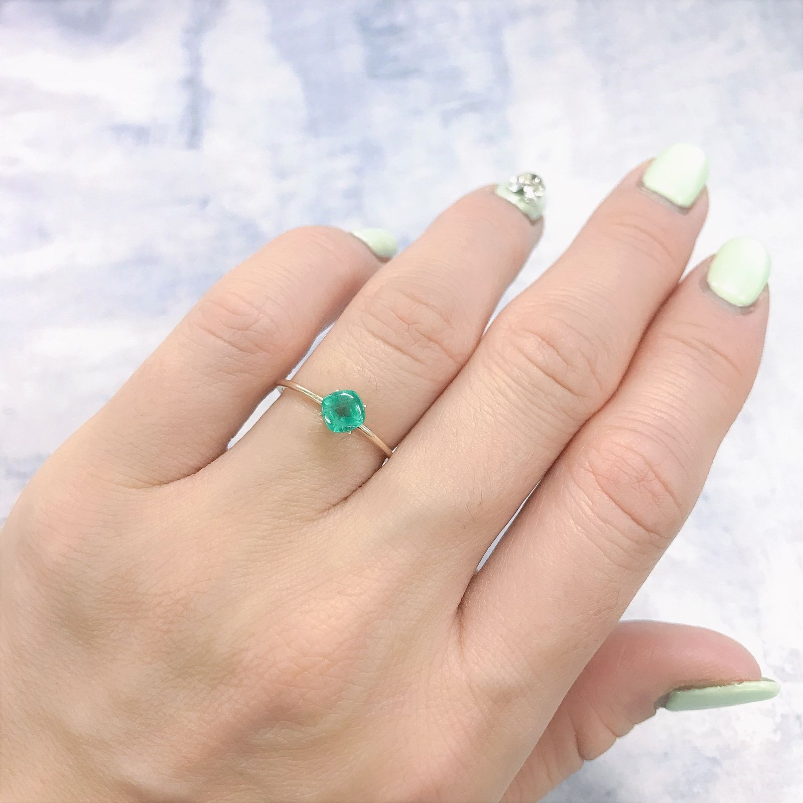 天然エメラルド0.47ct【コロンビア】★シュガーローフカット★ ◇シュガーローフカット◇エメラルド(宝石名エメラルド