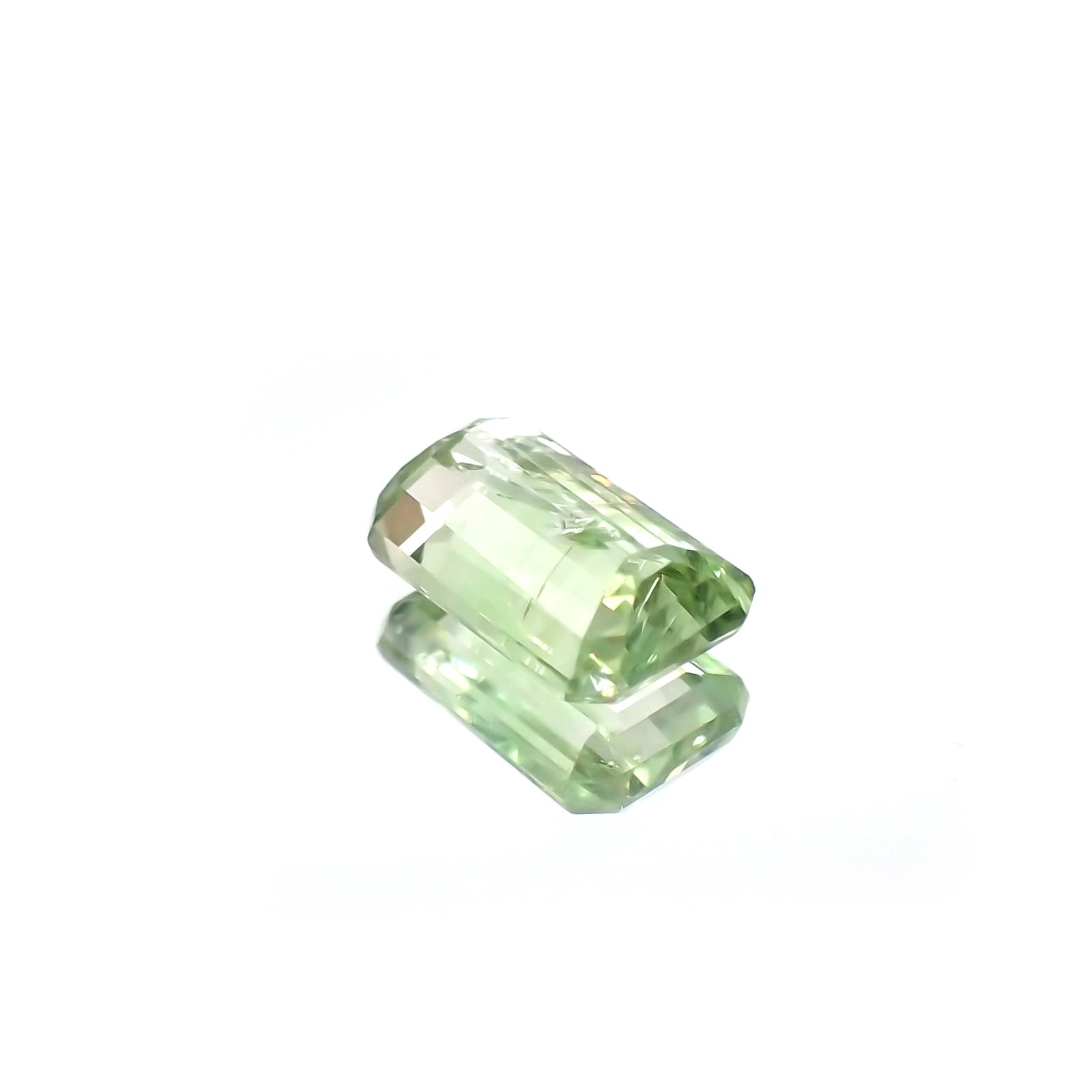 バイカラーツァボライト(宝石名グリーン グロッシュラー・ガーネット) タンザニア産 識別済 0.94ct / 7x4.4mm前後 [210711569]