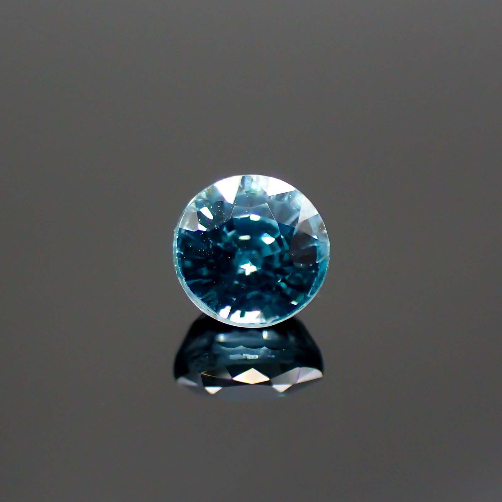 ブルージルコン(宝石名ジルコン)カンボジア産 0.72ct 識別済[220113987]4.5x4.4mm前後