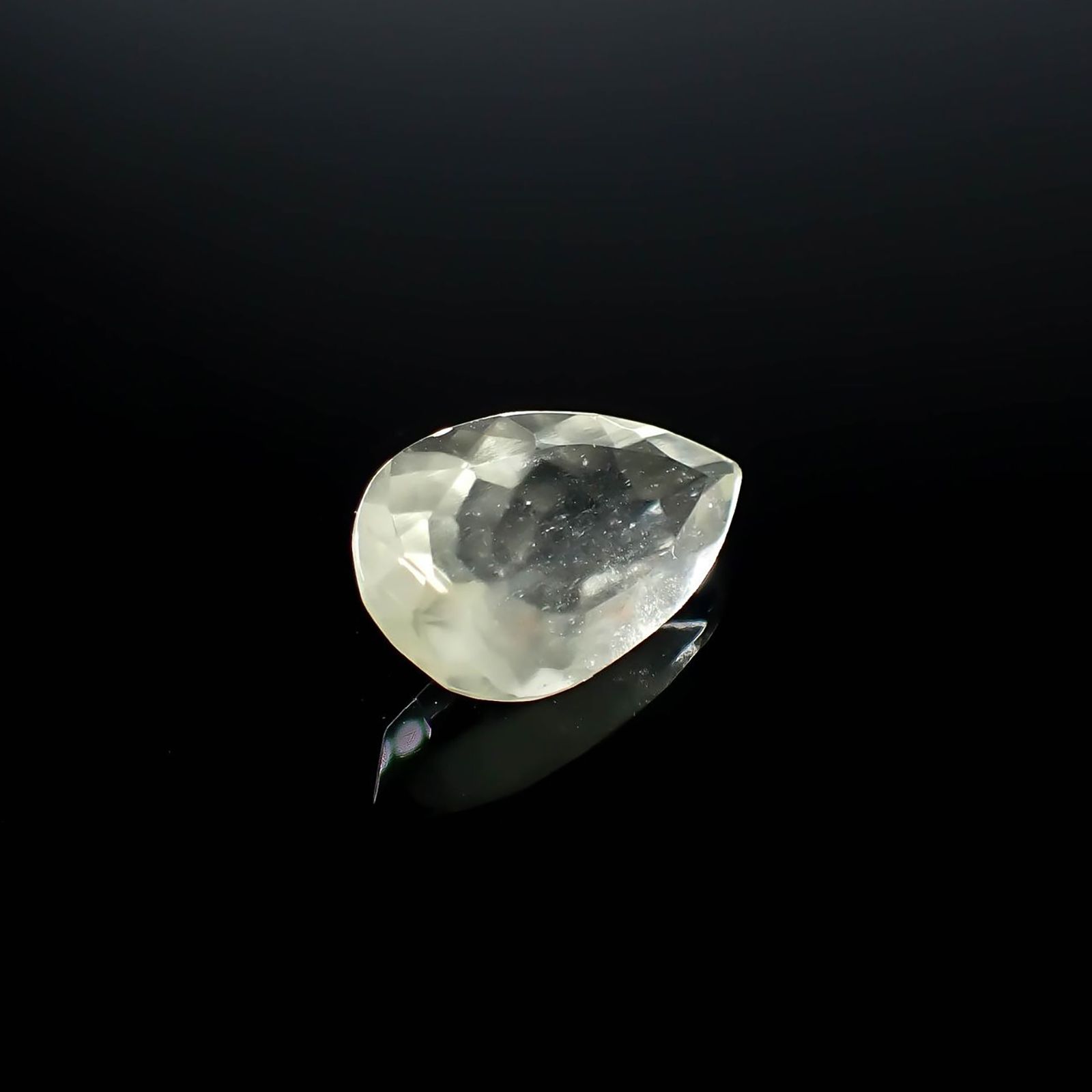 リビアングラス 発見地：エジプト・リビア砂漠 4.76ct / 17.1x10.2mm前後 [251131305]