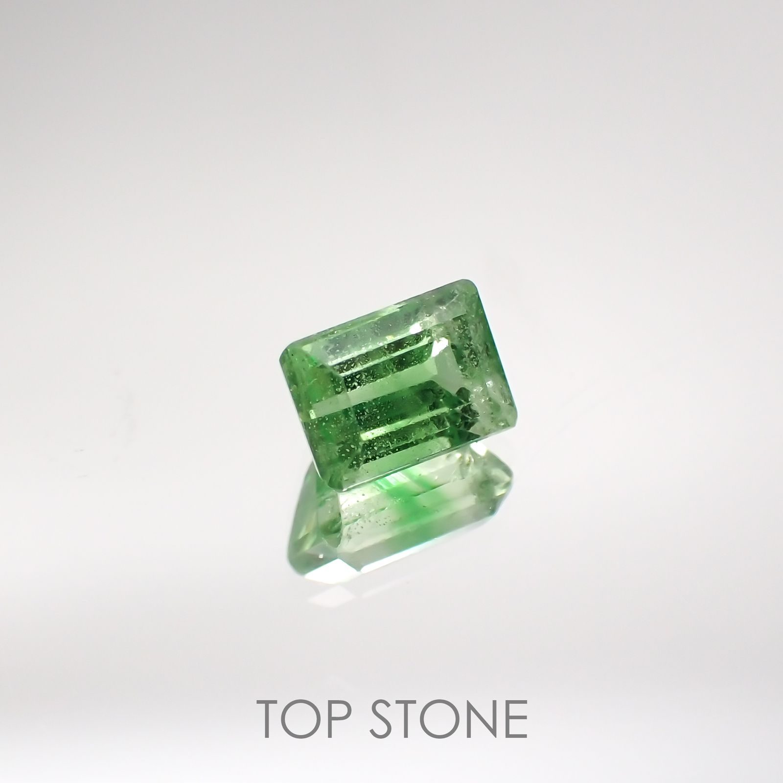 バイカラーツァボライト(宝石名グリーン グロッシュラー・ガーネット) タンザニア産 0.71ct 識別済[210711572]5.4×3.7mm前後