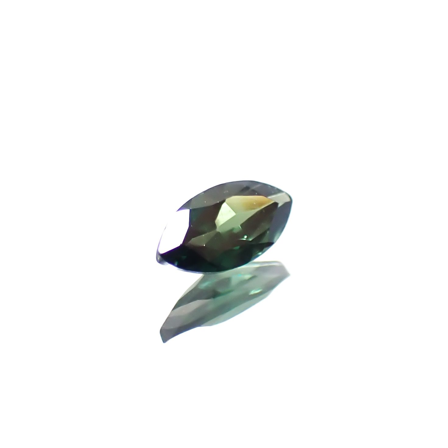 ベキリーブルーガーネット（カラーチェンジガーネット アレキタイプ） マダガスカル・ベキリー産 0.17ct [241229620]5.2x2.6mm前後