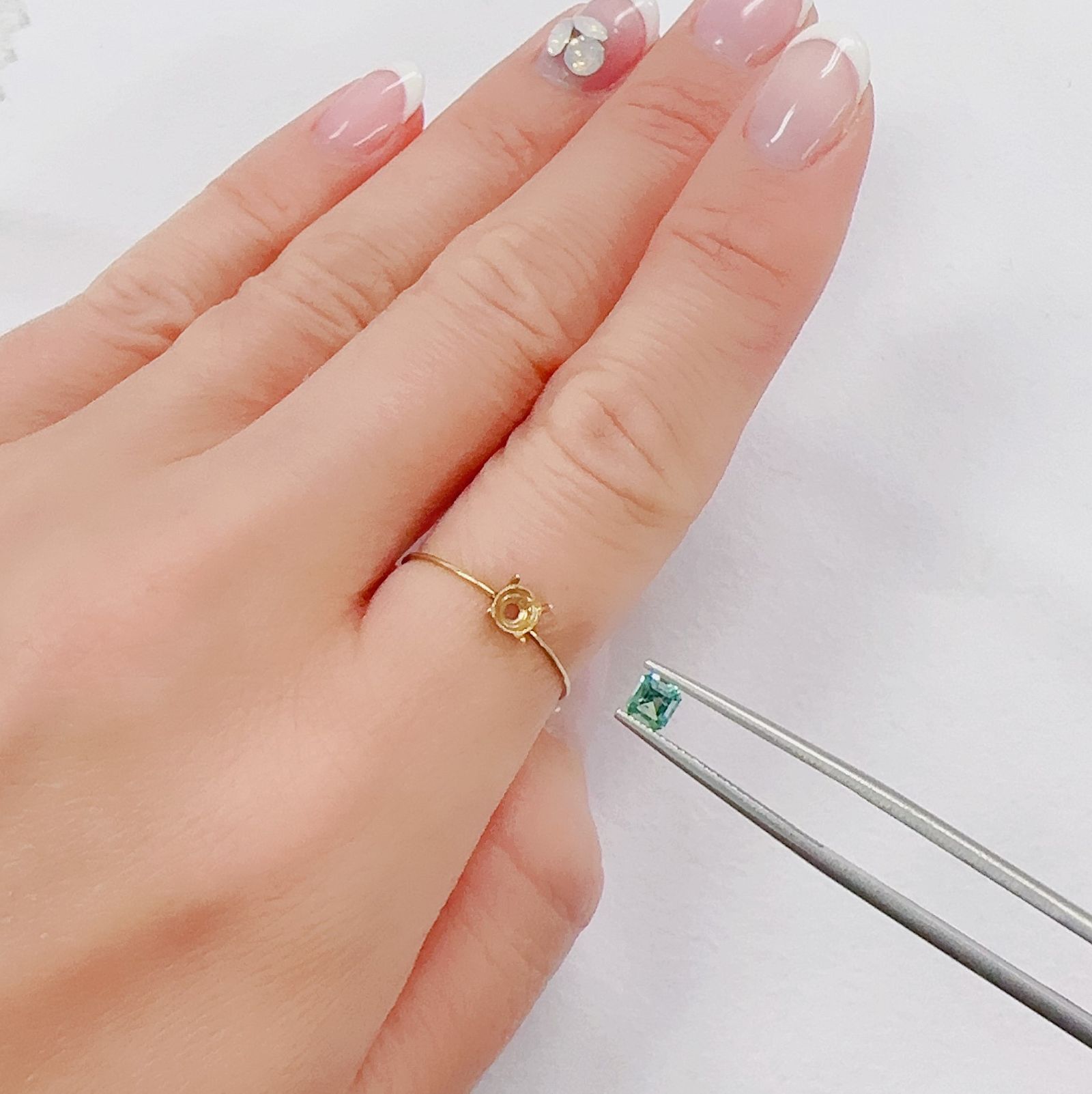 ノンオイル エメラルド ロシア産 0.24ct[230421687]3.7x3.5mm前後