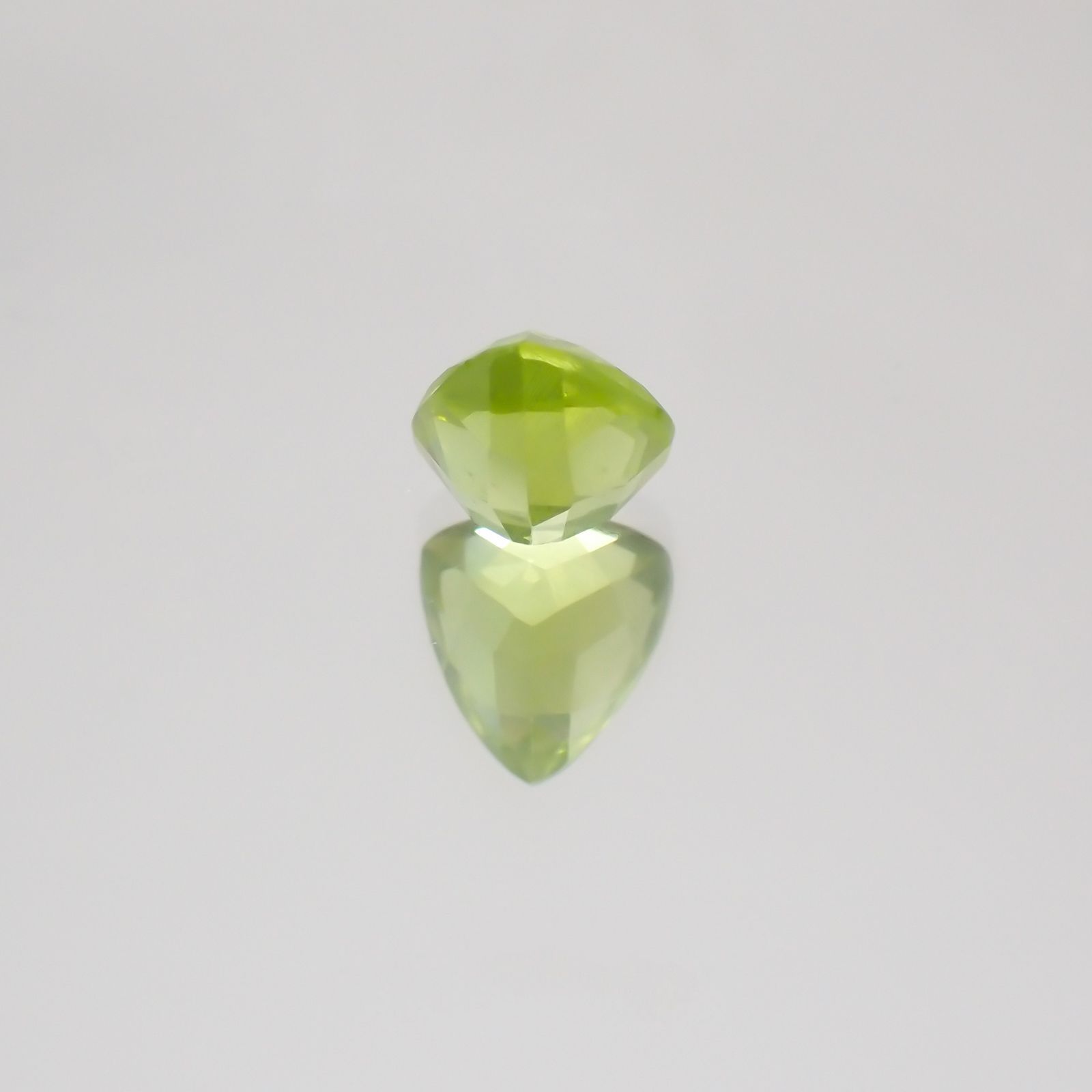 グリーンエンスタタイト(宝石名グリーン・エンスタタイト)カメルーン産 0.71ct 識別済[231224392]5.6x5.2mm前後