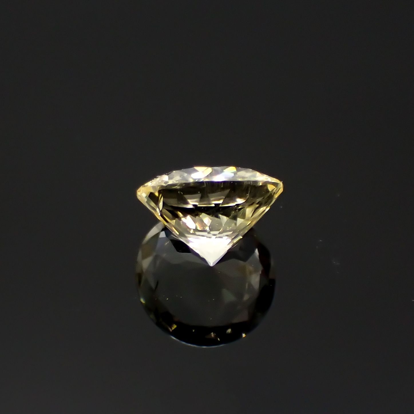 イエローダンビュライト(宝石名イエロー・ダンブライト)タンザニア産 0.94ct 識別済[220918011]6.4x6.4mm前後