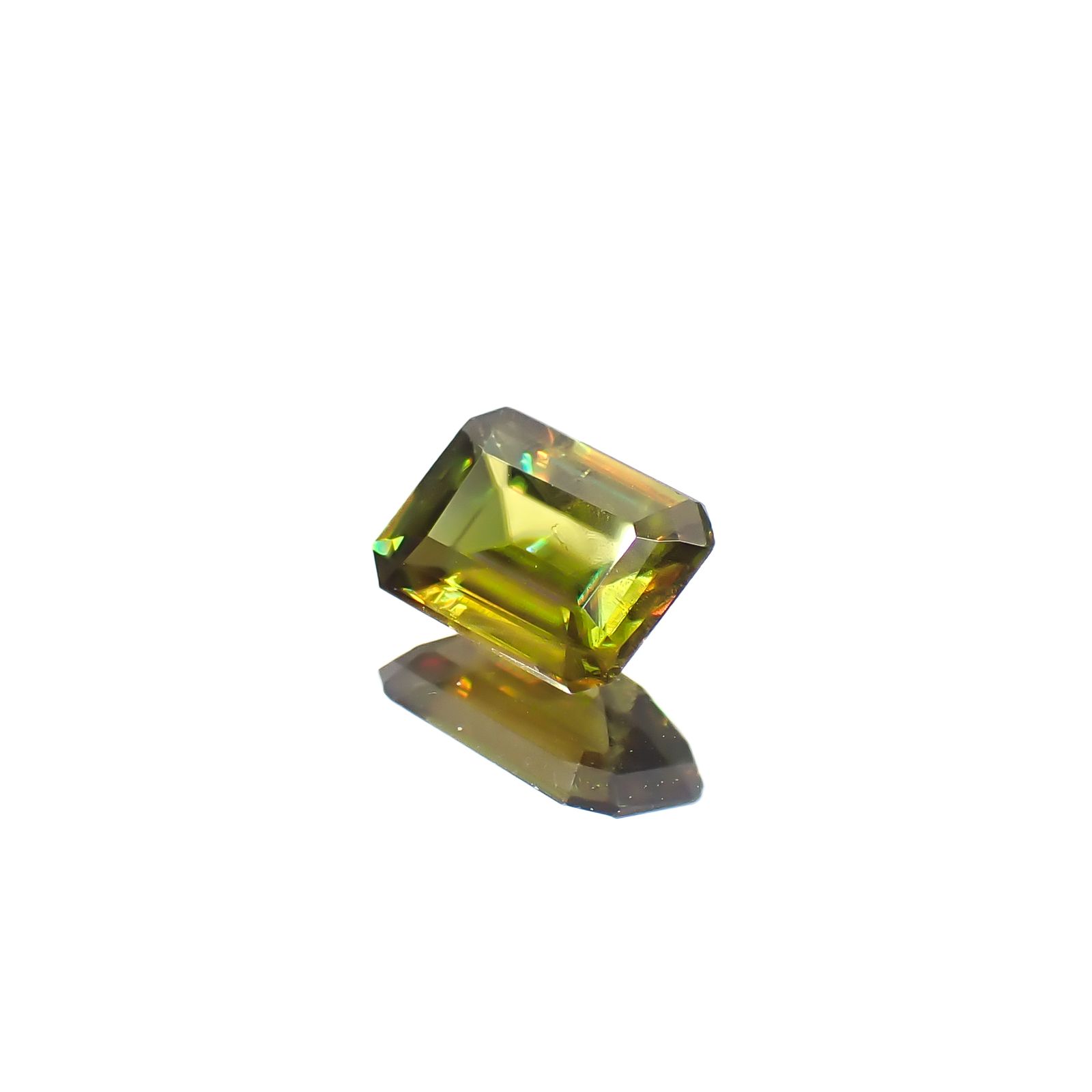 カラーチェンジスフェーン(宝石名スフェーン / カラーチェンジ・タイプ)パキスタン産 0.67ct 識別済[240627954]6.1x4.4mm前後
