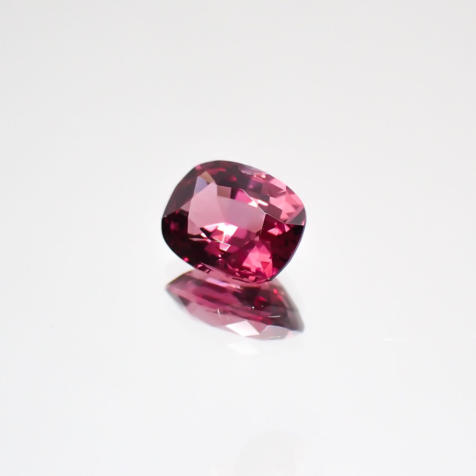 ホットピンクスピネル(宝石名ピンク・スピネル) タンザニア産 0.35ct 識別済[210510852]4.7×3.7mm前後