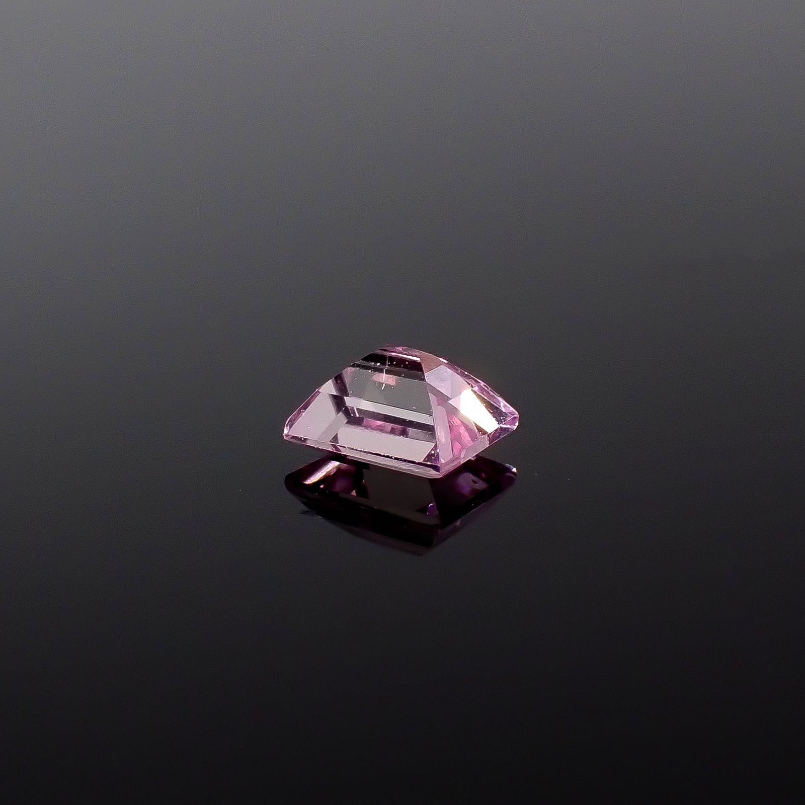 ピンクゾイサイト(宝石名ピンク・ゾイサイト)タンザニア産 ソ付(日独) 0.263ct / 3.88x3.25mm前後 [251231472]