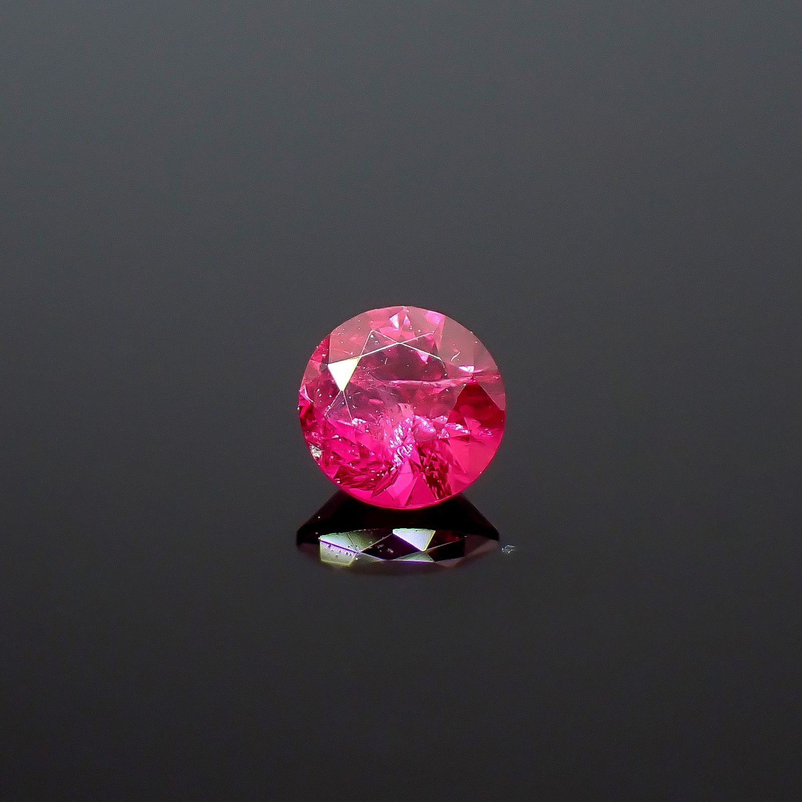 ルビー グリーンランド産 0.13ct / 3x3mm前後 [261033231]