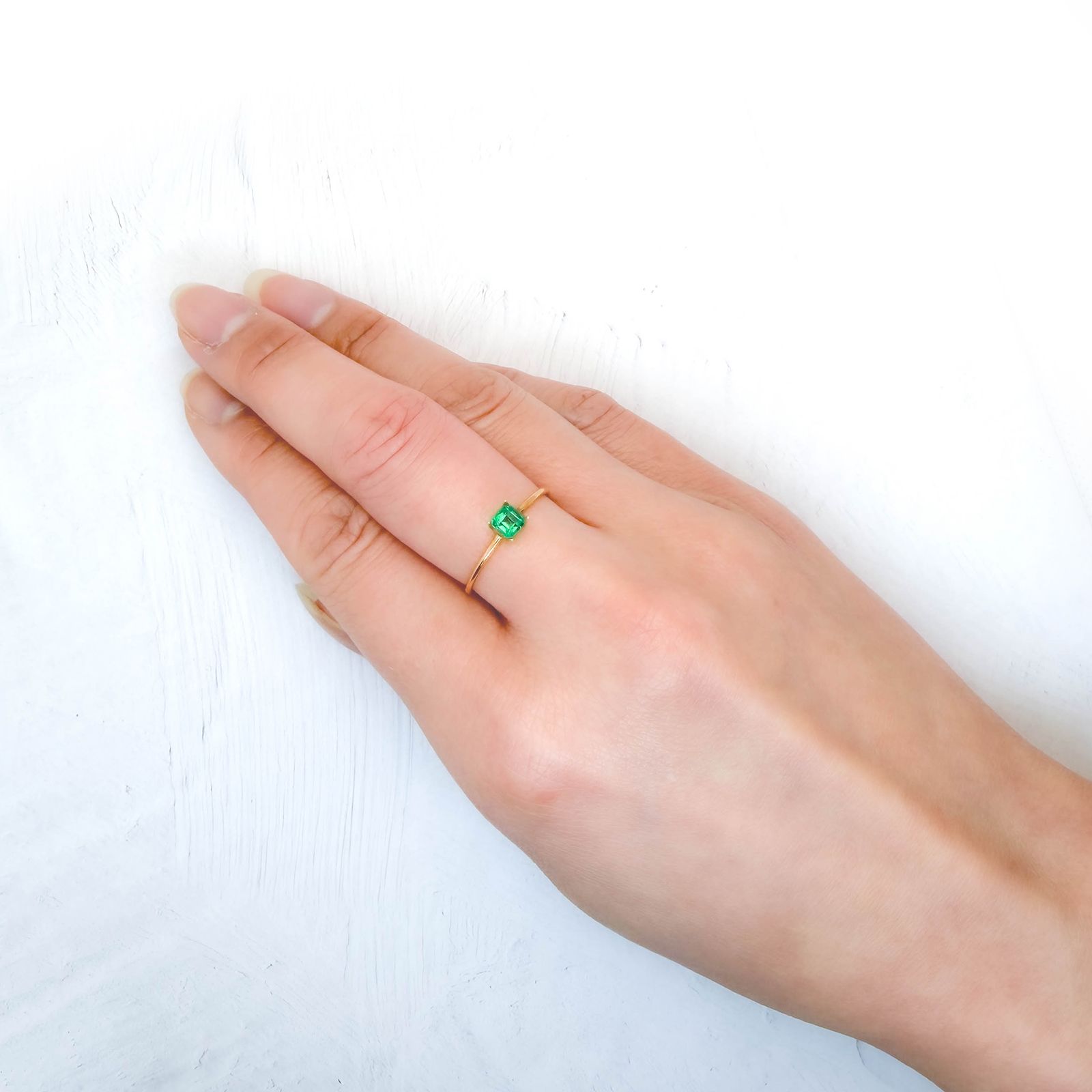 エメラルド コロンビア産 0.30ct / 3.8x3.7mm前後 [260131518]