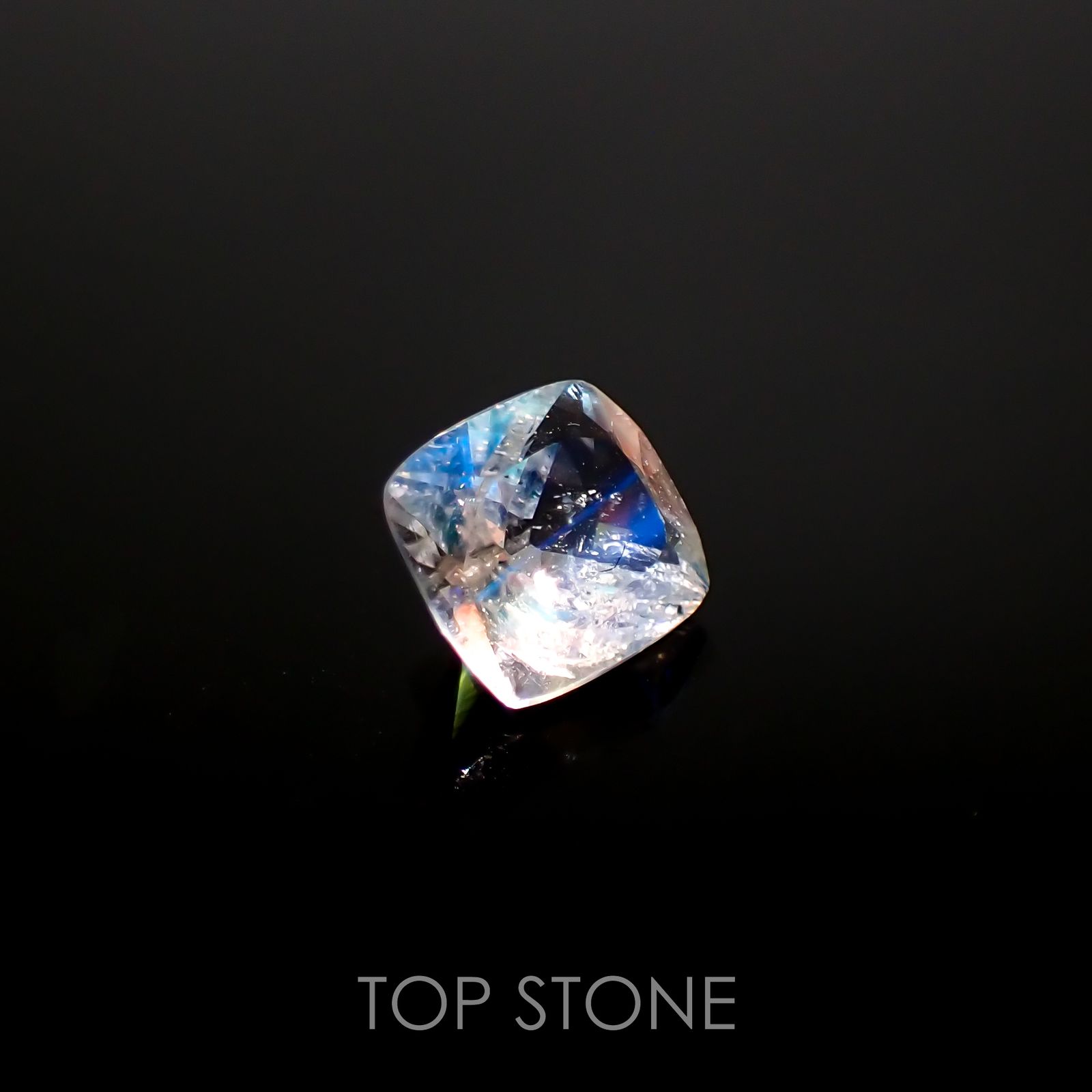 レインボームーンストーン(宝石名ラブラドライト)タンザニア産 1.04ct 識別済[220115460]6.8x6mm前後