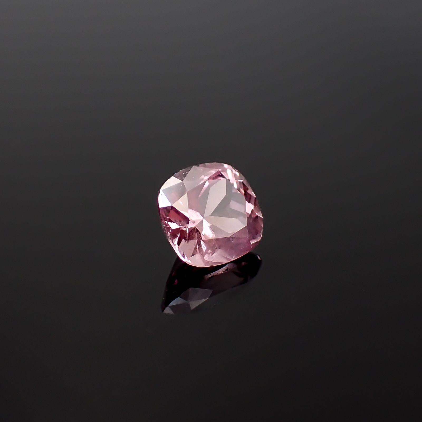 ドラゴンガーネット(宝石名パイロープ スペサルティン・ガーネット)タンザニア産 彩珠鑑付 1.514ct / 6.85x6.38mm前後 [260532236]