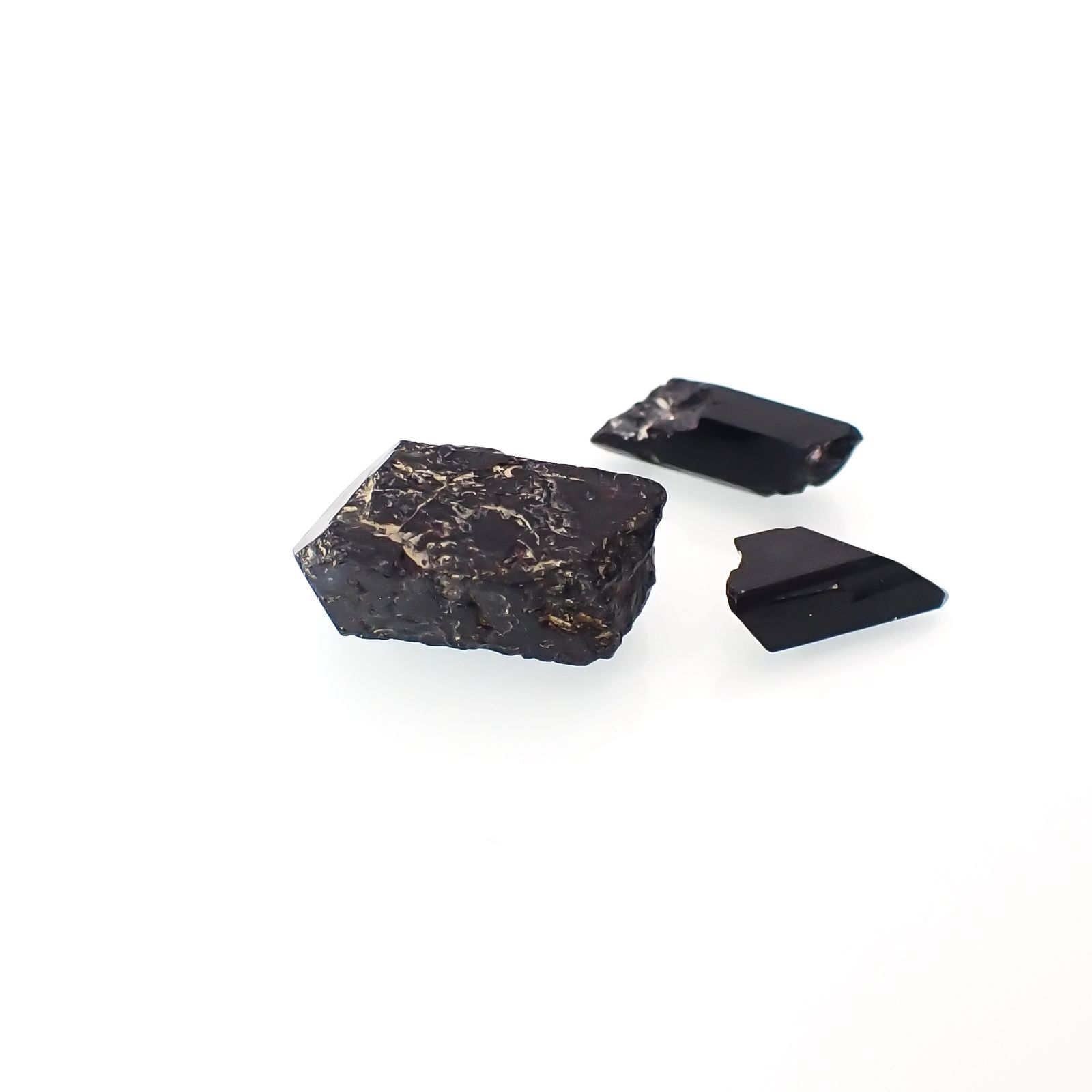 ネプチュナイト 原石 3個セット アメリカ・カリフォルニア州産 7.75ct(3pcs合計)[230622308]9.2-12.7x3.0-7.4mm前後