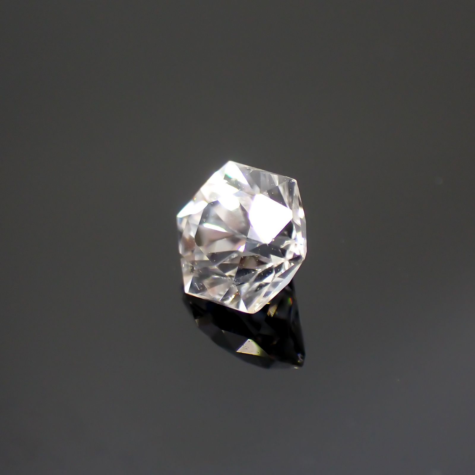 ◇ヘキサゴンカット◇カラーレスジルコン(宝石名ホワイト・ジルコン)スリランカ/カンボジア産 0.87ct 識別済[220114276]4.8x4.7mm前後