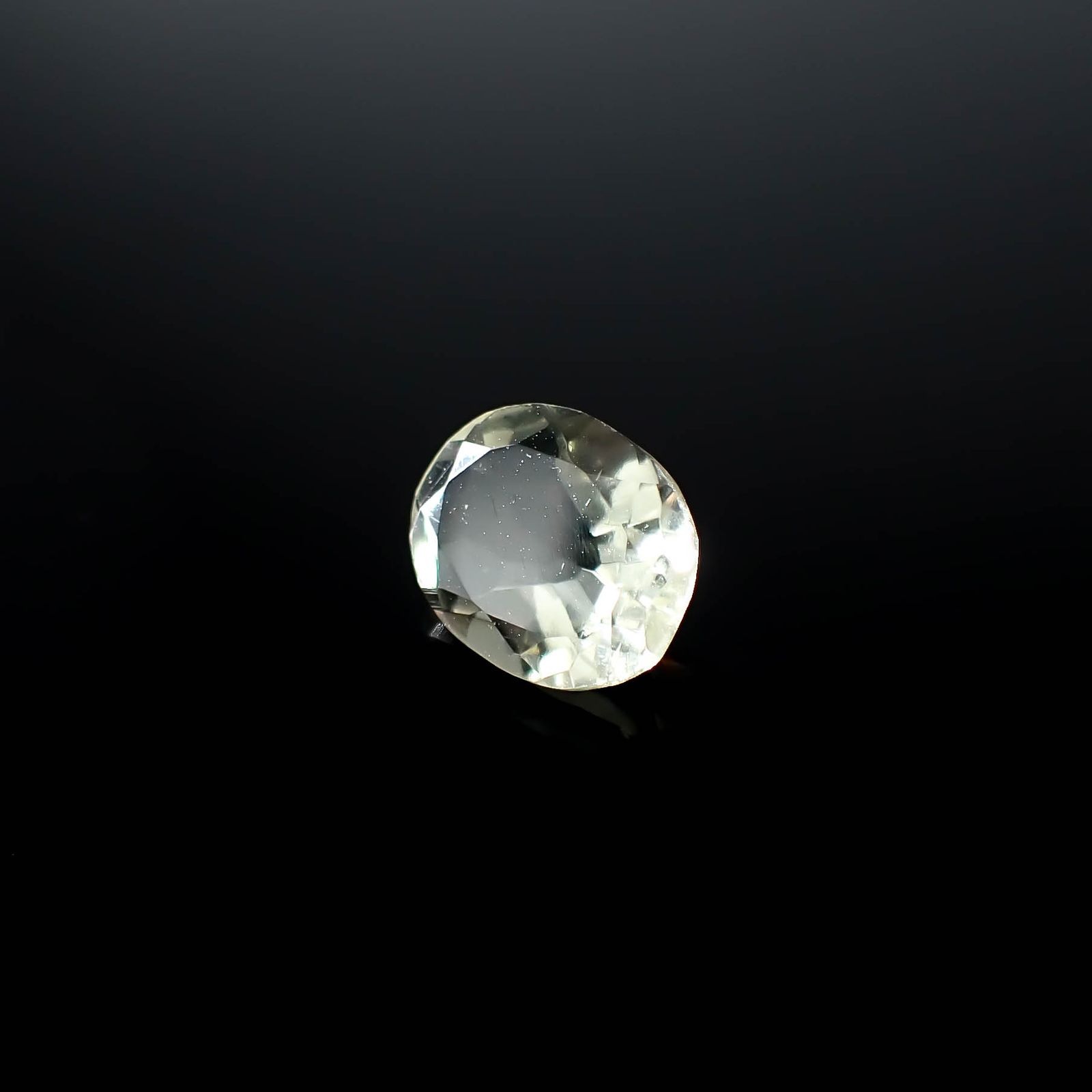 リビアングラス 発見地：エジプト・リビア砂漠 2.58ct / 11.5x8.8mm前後 [251131304]