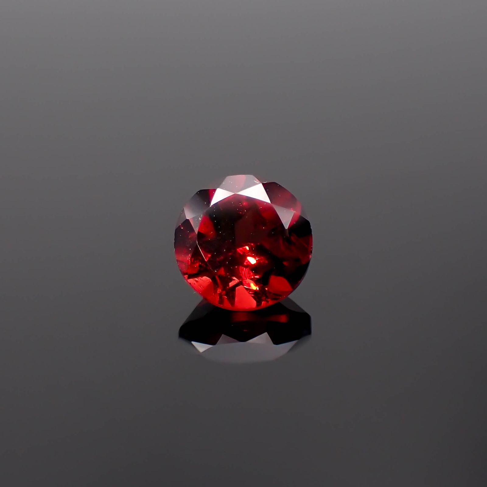 パイラルスパイトガーネット モザンビーク産 1.40ct[231225206]6.5x6.4mm前後