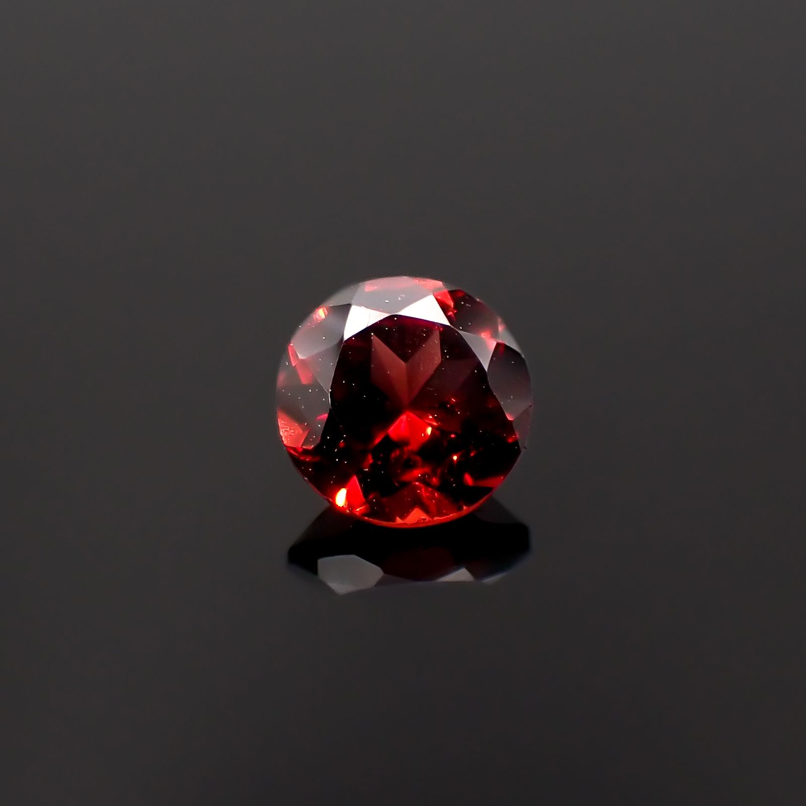 パイラルスパイトガーネット モザンビーク産 0.77ct[230421776]5.4x5.4mm前後