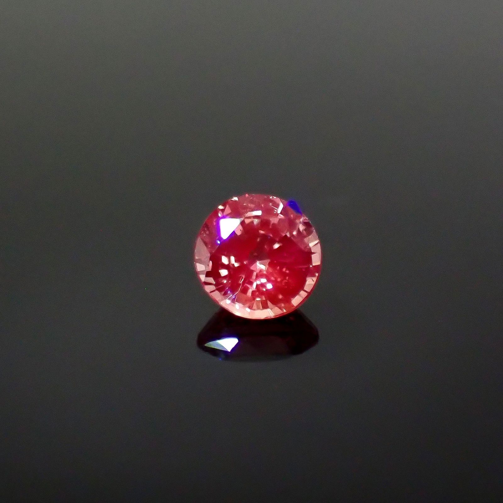 パパラチャサファイア(宝石名サファイア/別名パパラチャ・サファイア)スリランカ/マダガスカル産 DGL鑑付 0.363ct / 4.05x4.11mm前後 [260131619]