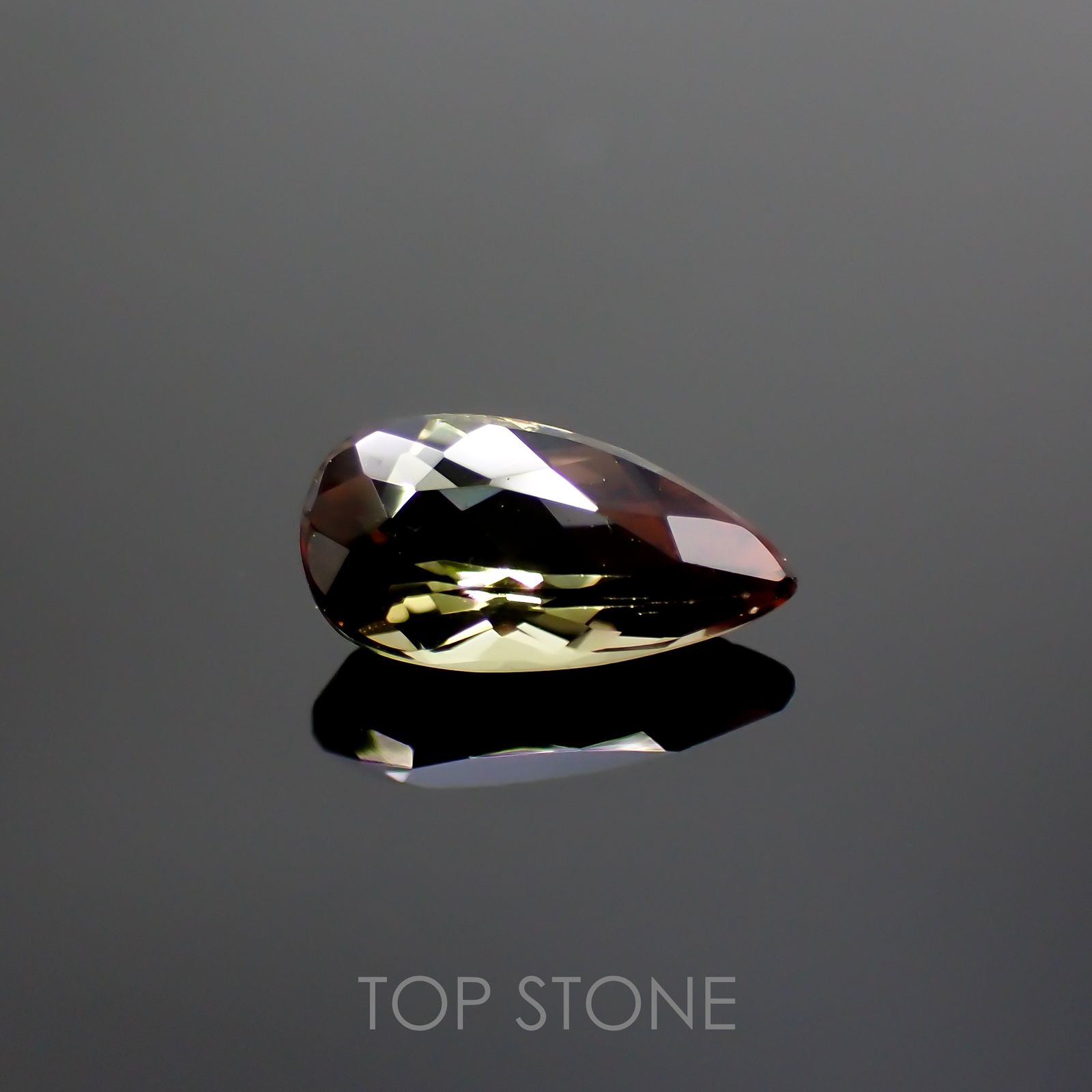 バイカラーアンダリュサイト(宝石名アンダリュサイト) スリランカ産 0.65ct 識別済[20117465]8×4.2mm前後