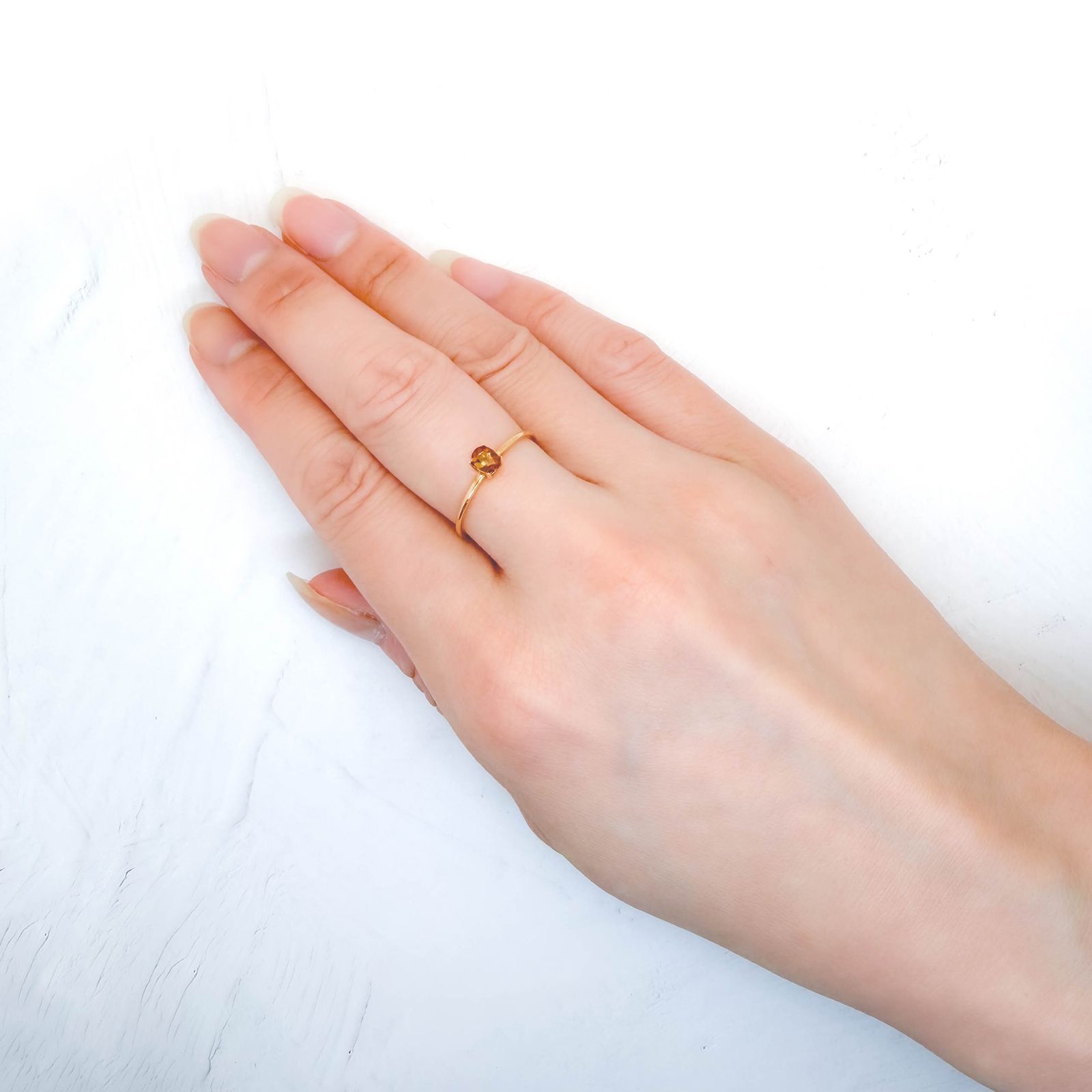 ゴールデンアイオライト(宝石名コーディエライト)マダガスカル産 識別済 0.18ct / 4.3x3.3mm前後 [260532192]
