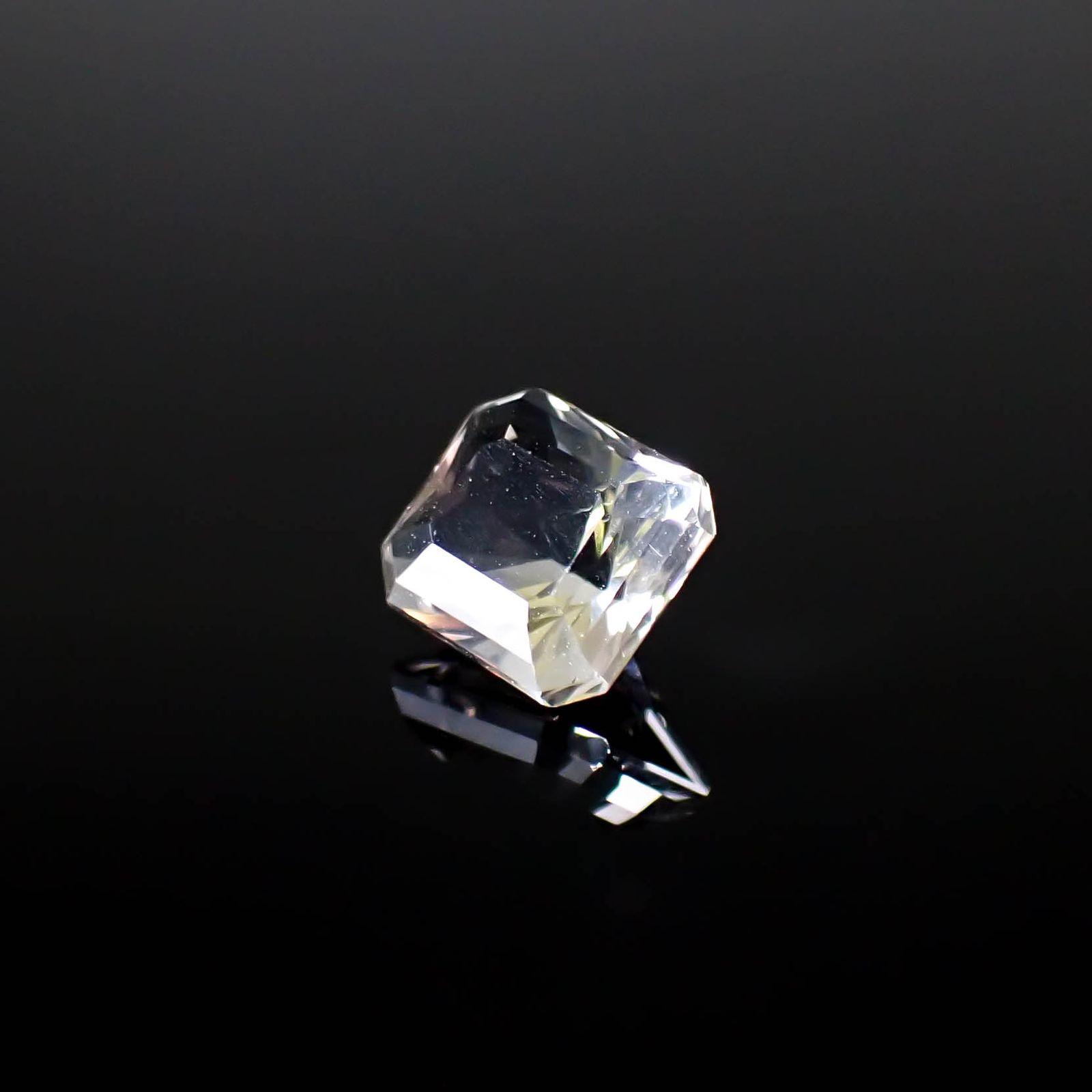 カラーレスフローライト フルオレッセンス イギリス産 3.05ct [250430156]8.6x7.6mm前後