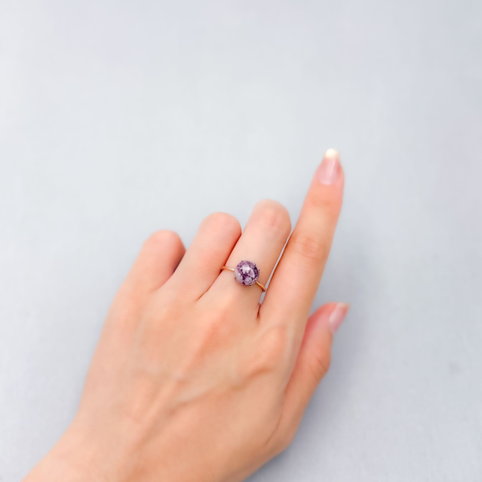 レッドベリル/ピンクベリル(母岩付き) アメリカ・ユタ州産 2.23ct [250530379]9x9mm前後