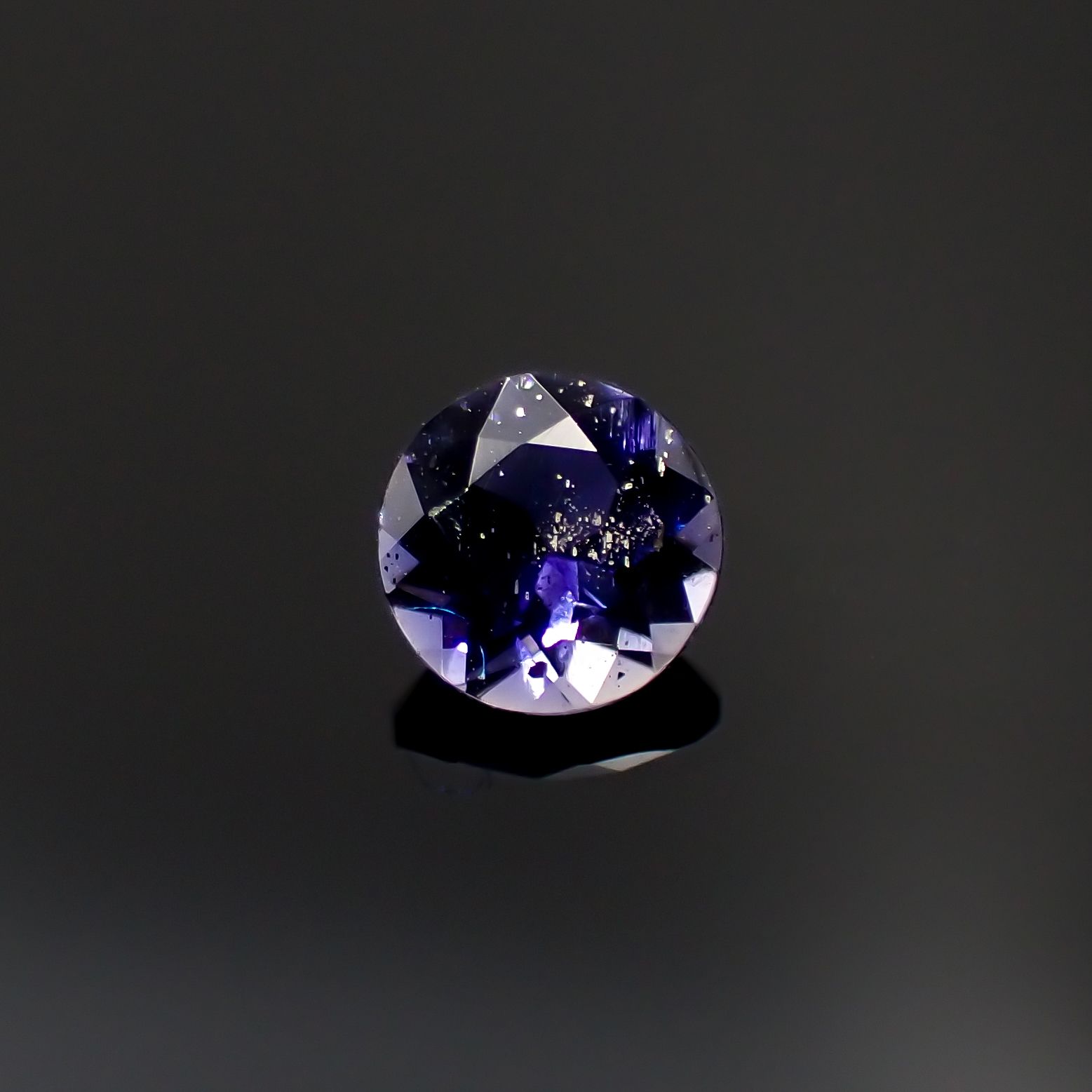アイオライトサンストーン インド/ブラジル産 0.44ct[230923333]5.2x5.1mm前後