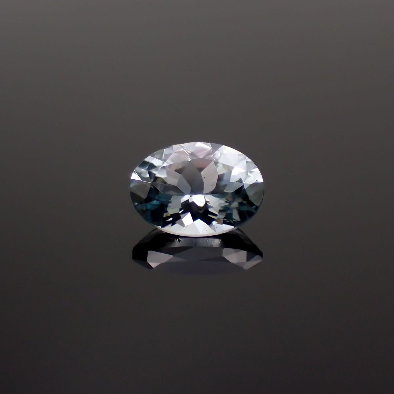 グレースピネル タンザニア産 0.83ct / 6.7x4.8mm前後 [251021548]