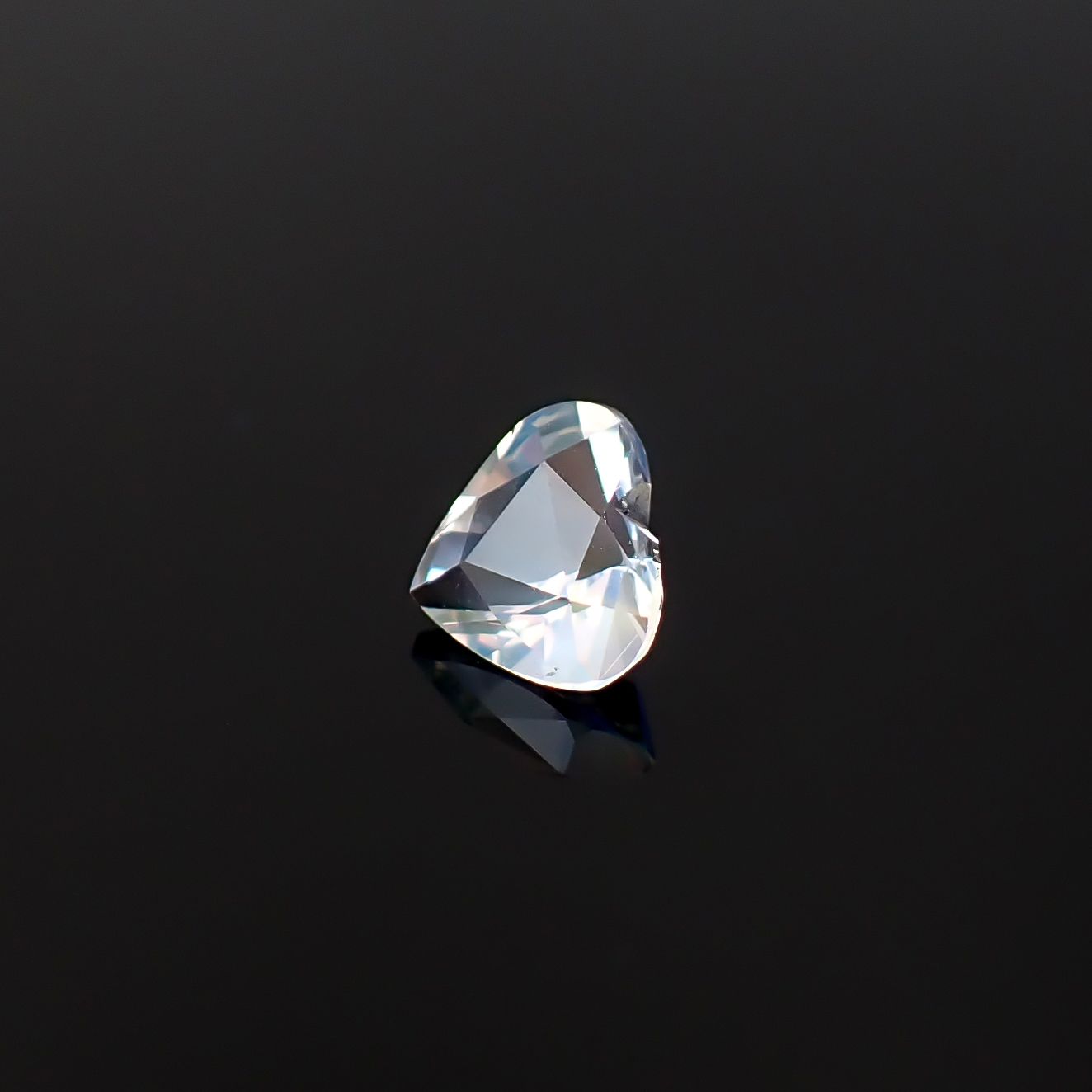 レインボームーンストーン マダガスカル産 0.72ct / 6x5.5mm前後 [260632377]