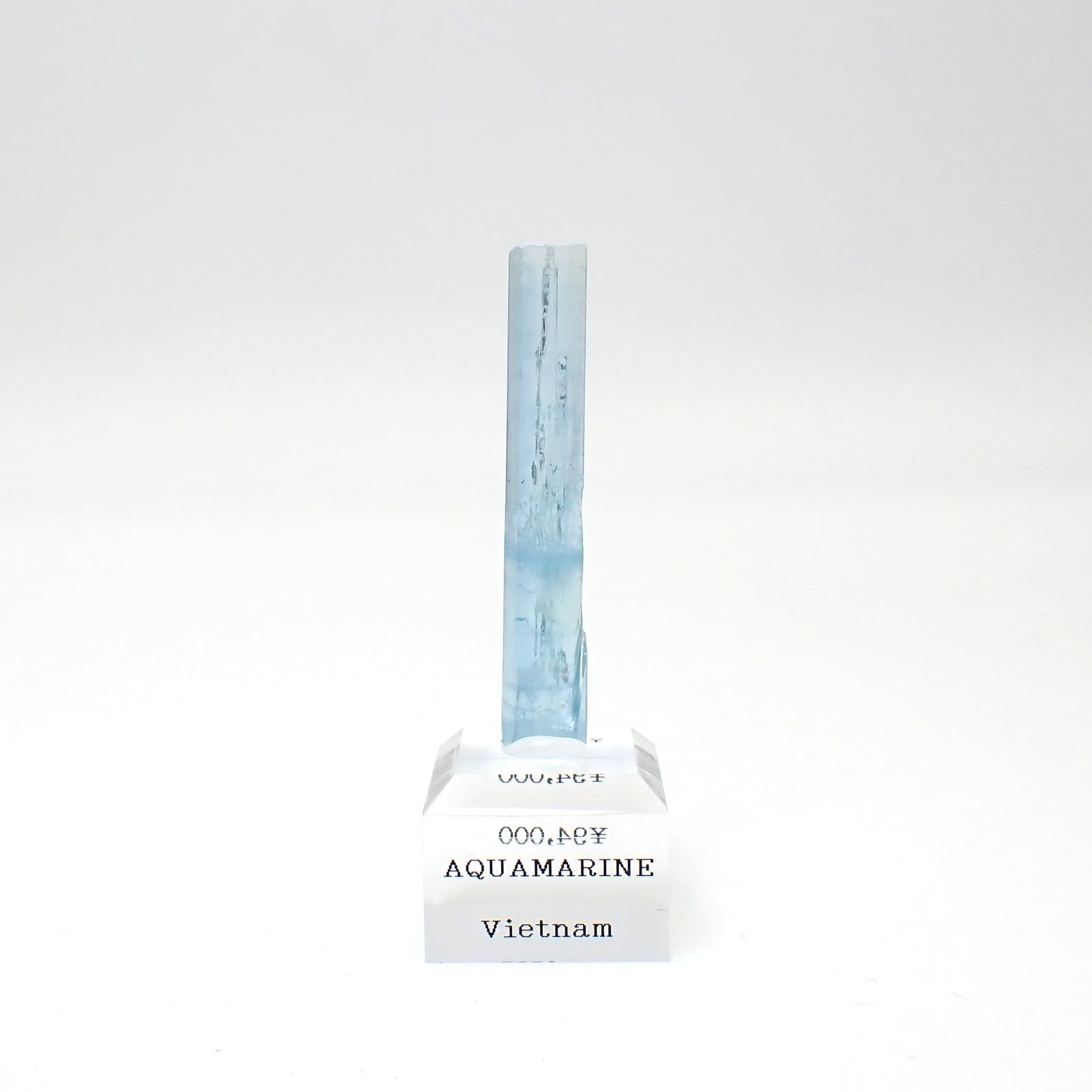 アクアマリン柱状結晶原石 ベトナム産 アクリル台座付き 22.59ct(4.518g) / 4.6x8.2x52.6mm前後 [260632330]