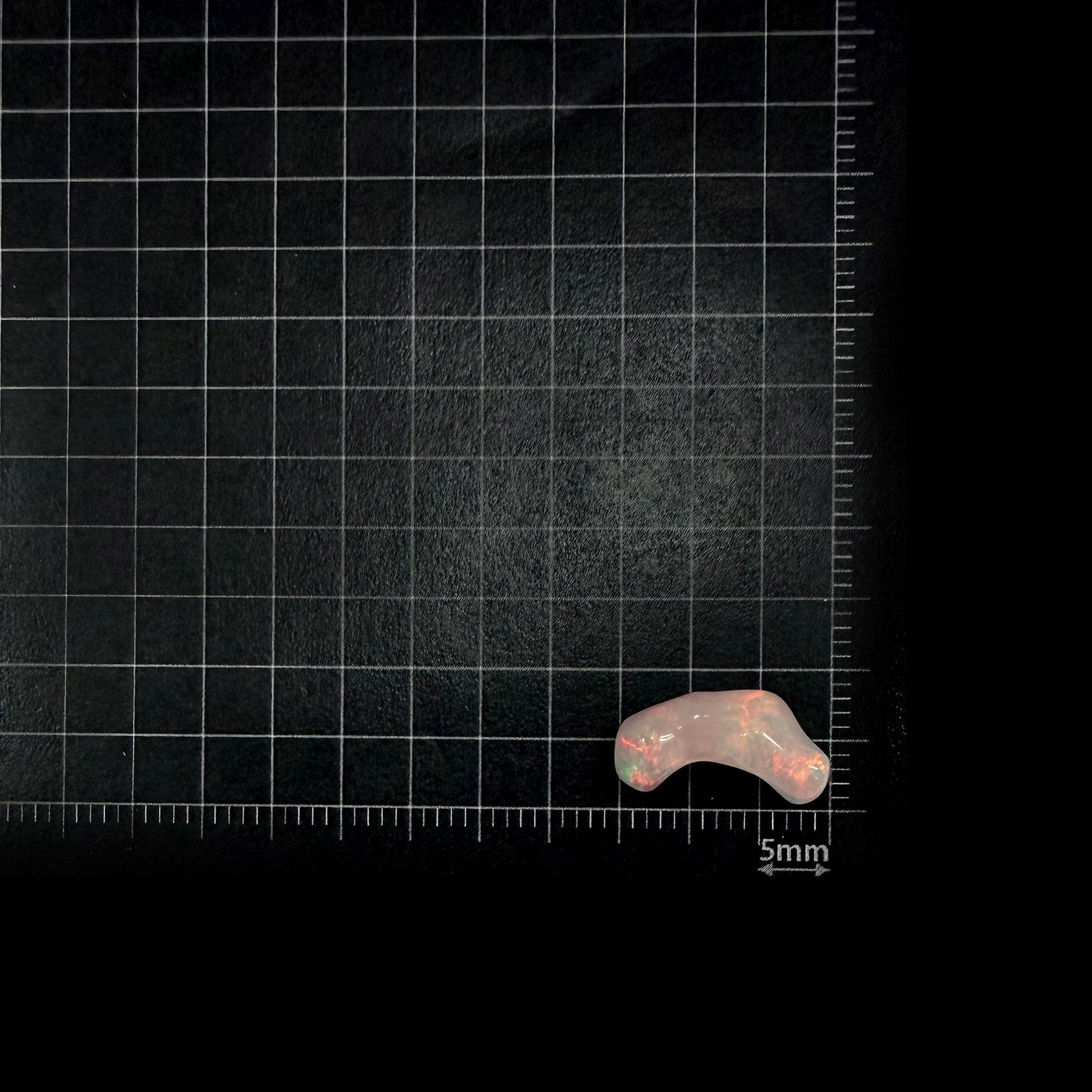 ◇バロック型◇エチオピアオパール(宝石名オパール) エチオピア産 識別済 3.11ct / 14.7x8mm前後 [260111395]