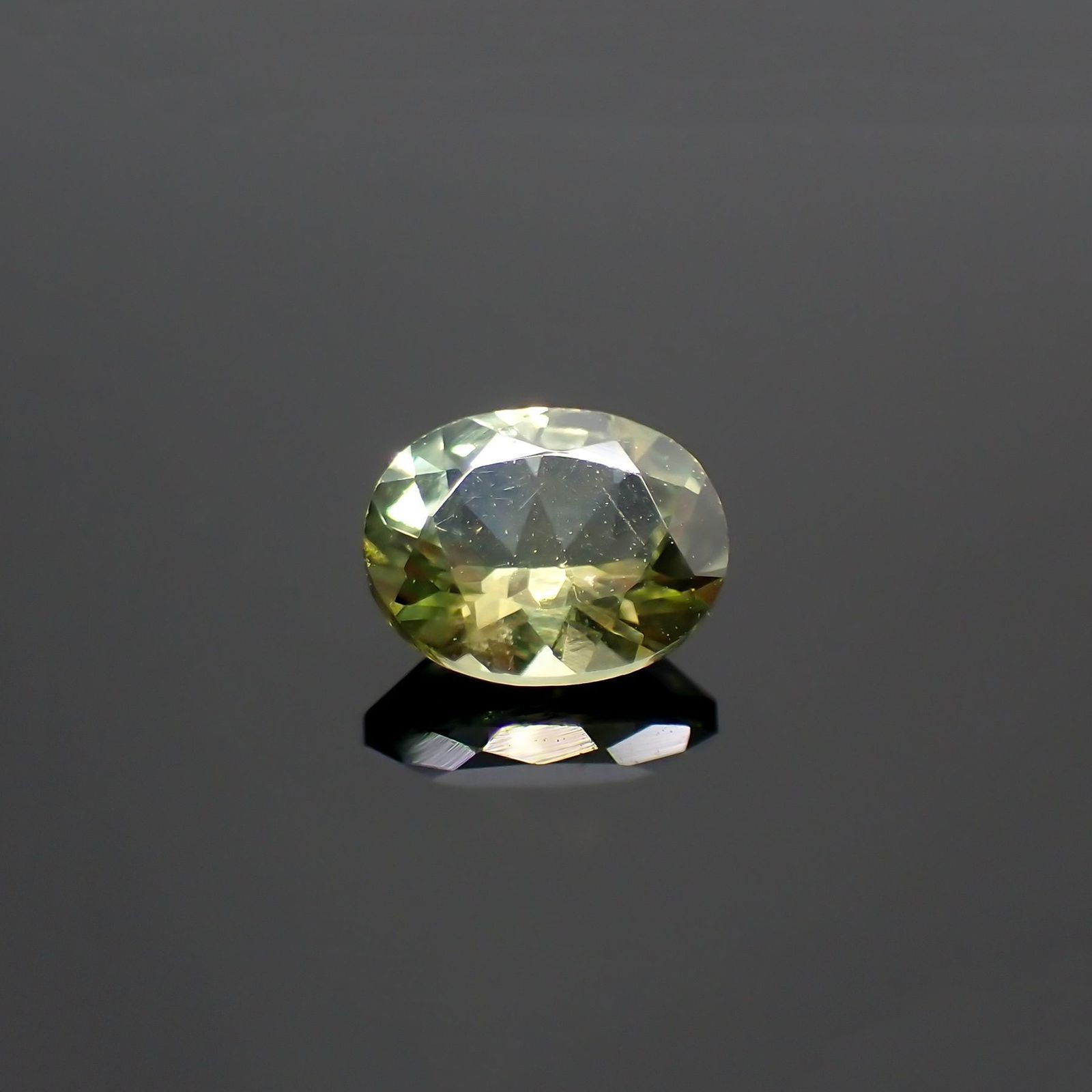 モンタナサファイア(宝石名サファイア)アメリカ・モンタナ州産 識別済 0.49ct / 5.2x4.1mm前後 [260414014]