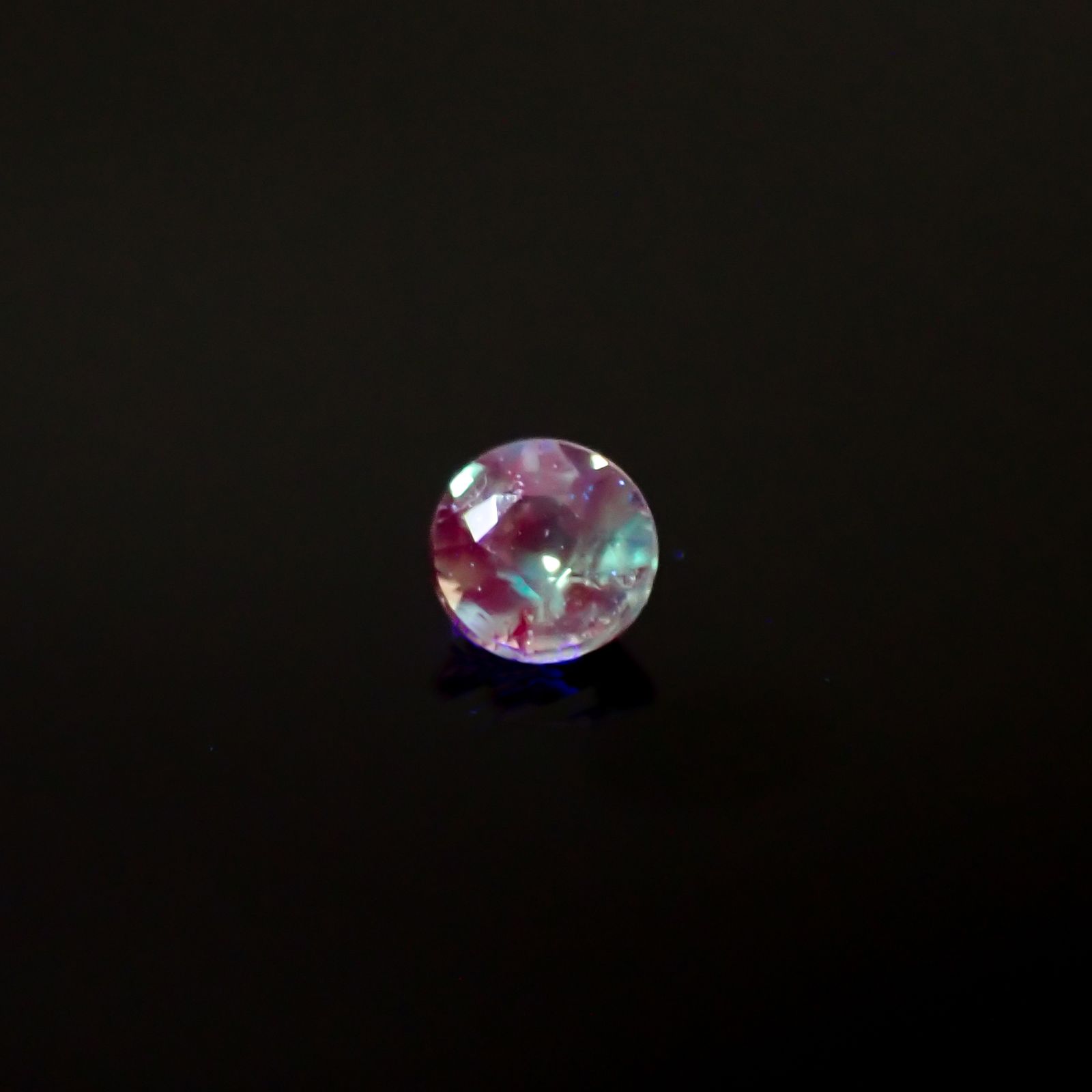 シルキーアレキサンドライト ブラジル産/EmeraldMains社製 0.052ct[240527619]2.4x2.3mm前後