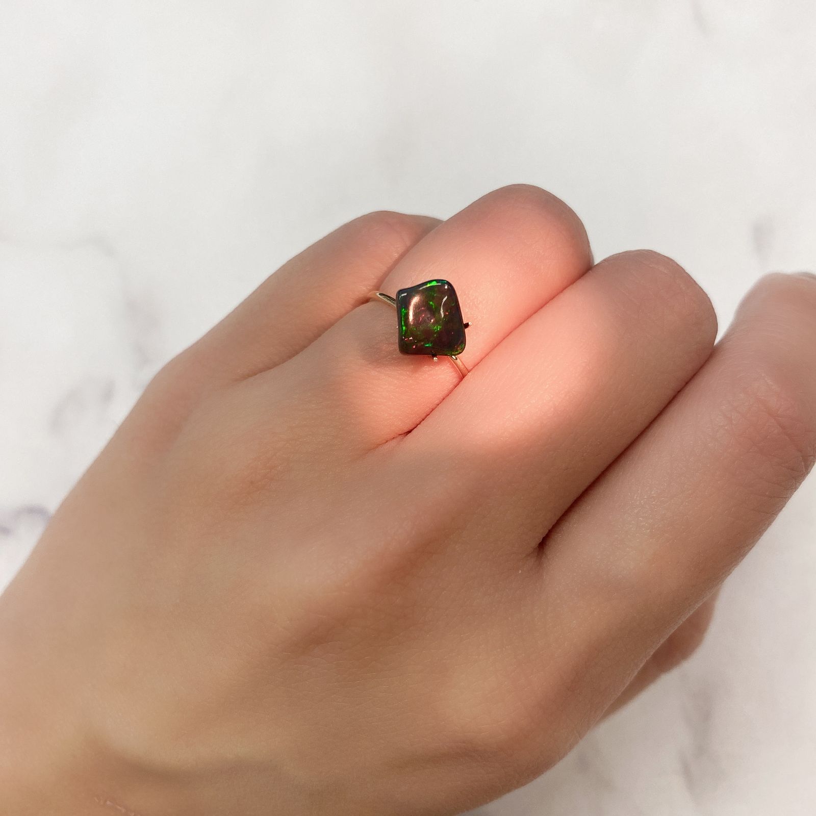 ◇バロック型◇ブラックオパール(宝石名オパール/加熱処理) エチオピア産 1.02ct 識別済[210913252]8.5×7.5mm前後