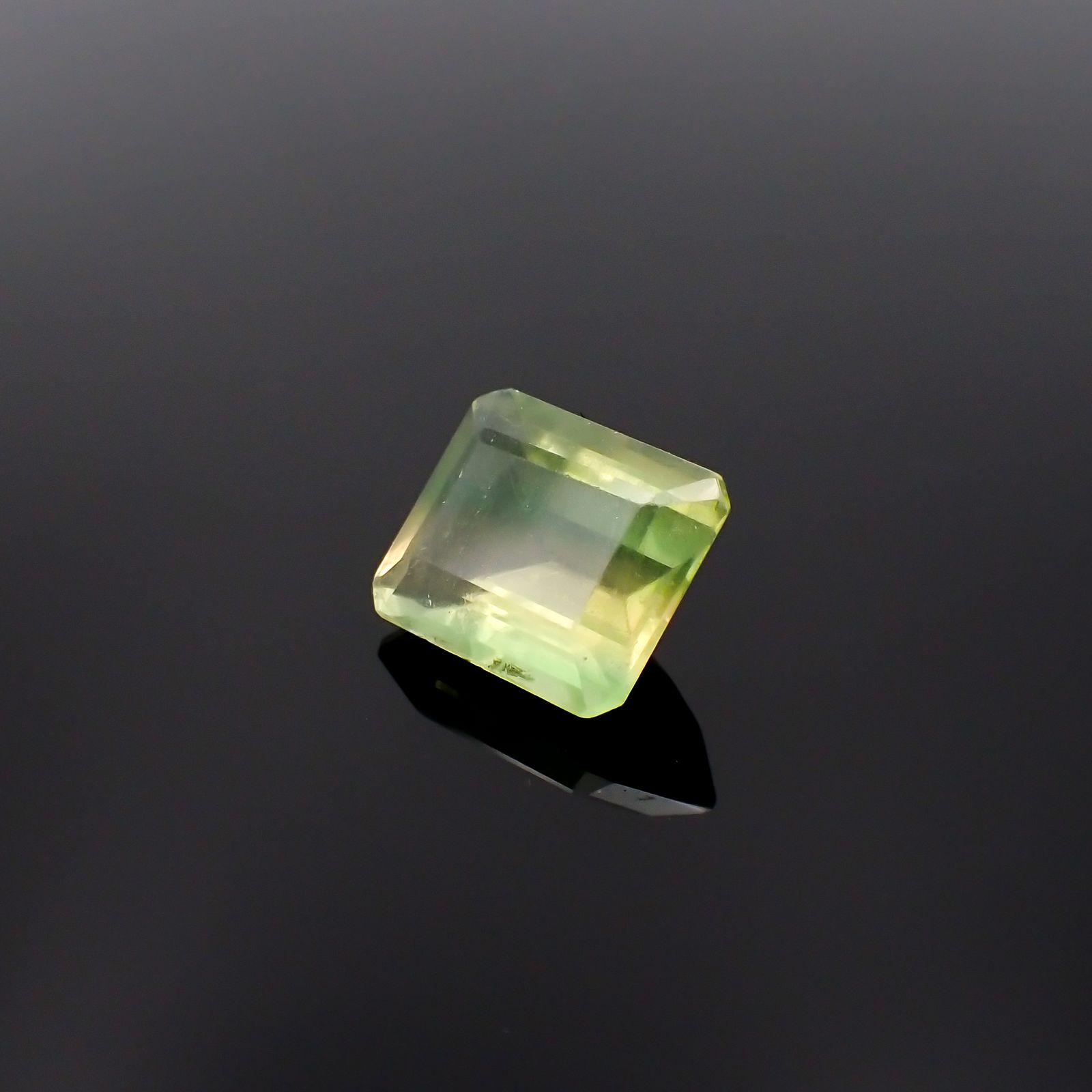 バイカラーフローライト フルオレッセンス ブラジル産 3.57ct[230722974]9.8x8mm前後
