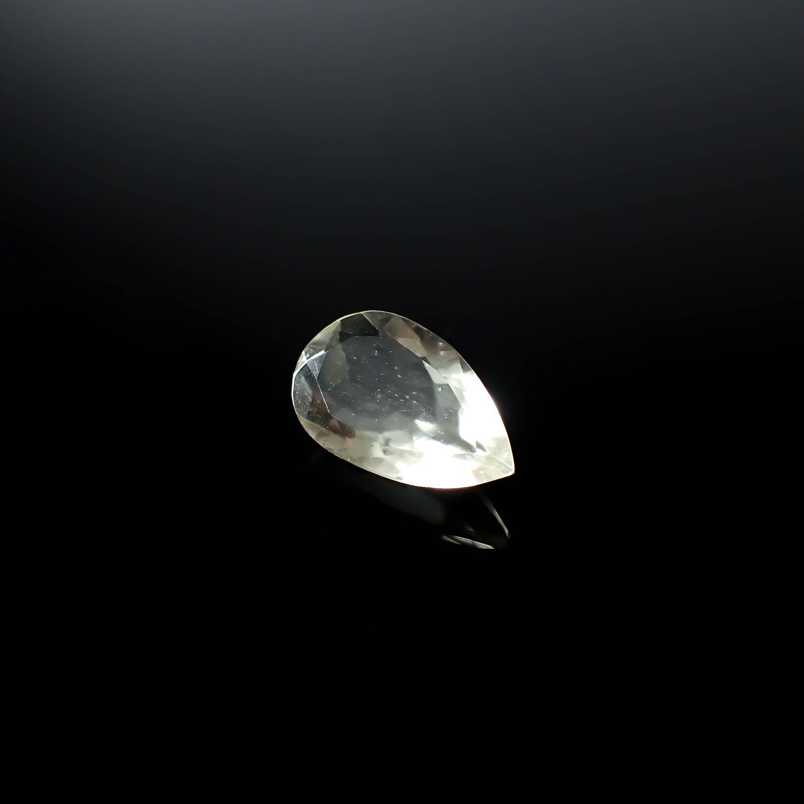 リビアングラス 発見地：エジプト・リビア砂漠 4.76ct / 17.1x10.2mm前後 [251131305]