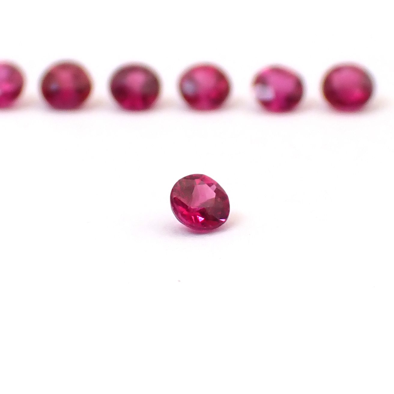 ルビー 7個セット タイ/モザンビーク産 0.39ct(7pcs合計) / 2.2x2.2mm前後 [260532282]
