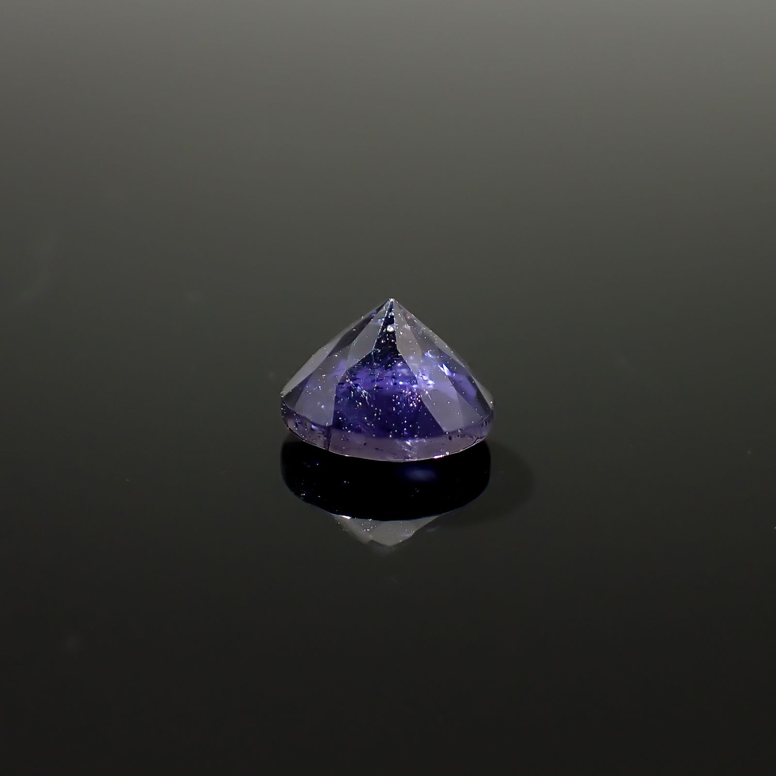 アイオライトサンストーン インド/ブラジル産 1.20ct / 7x7mm前後 [260932632]
